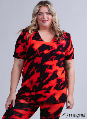 Magna Basic T-shirt van viscose met tie-dye print in rood en zwart.