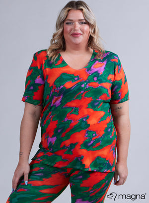 Magna Basic T-shirt van viscose met tie-dye patroon in groen-oranje