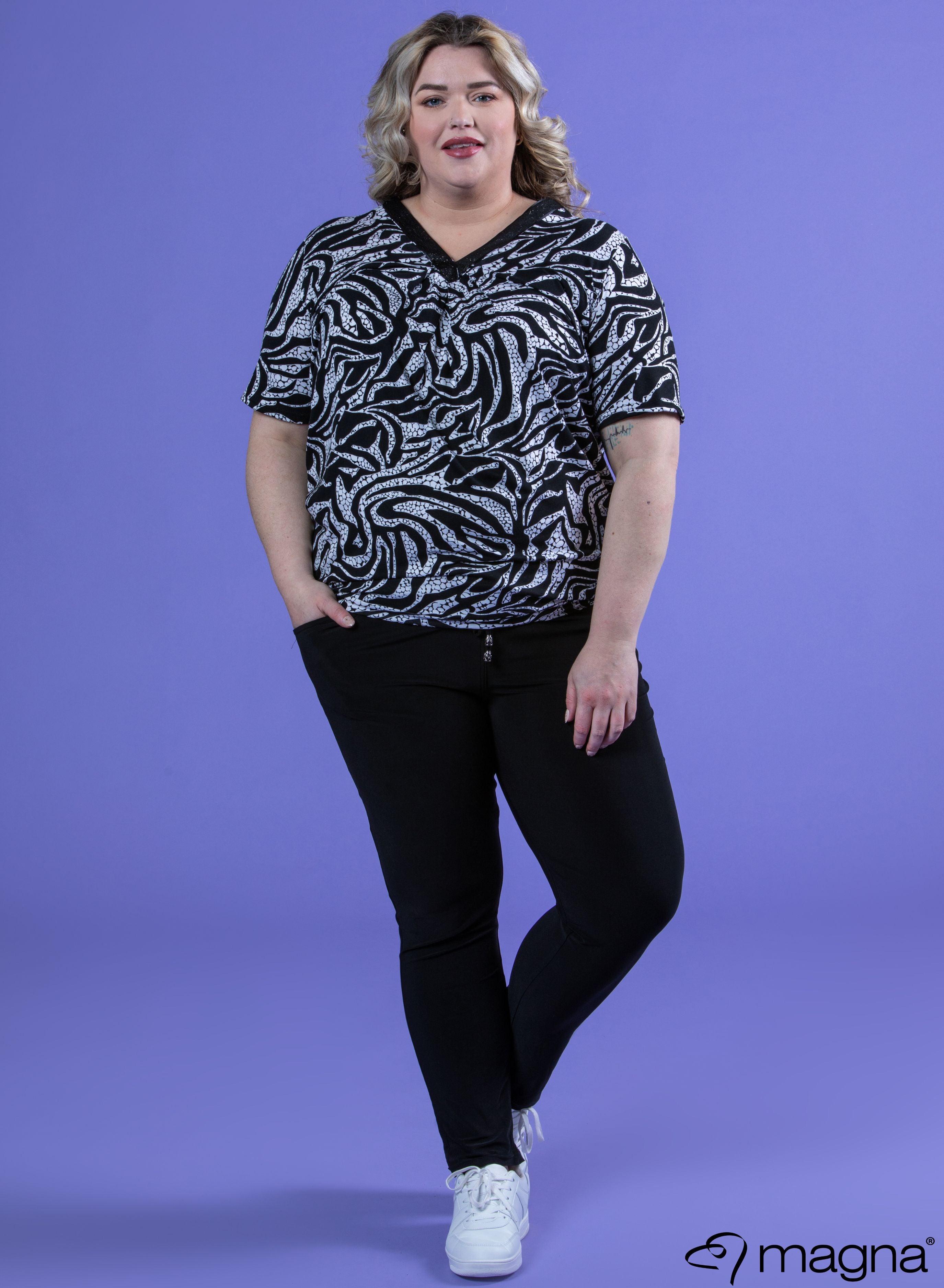 B-2311 - Viskose-Shirt mit V-Ausschnitt und Tape-Print, Zebra-Tier, Schwarz/Weiß