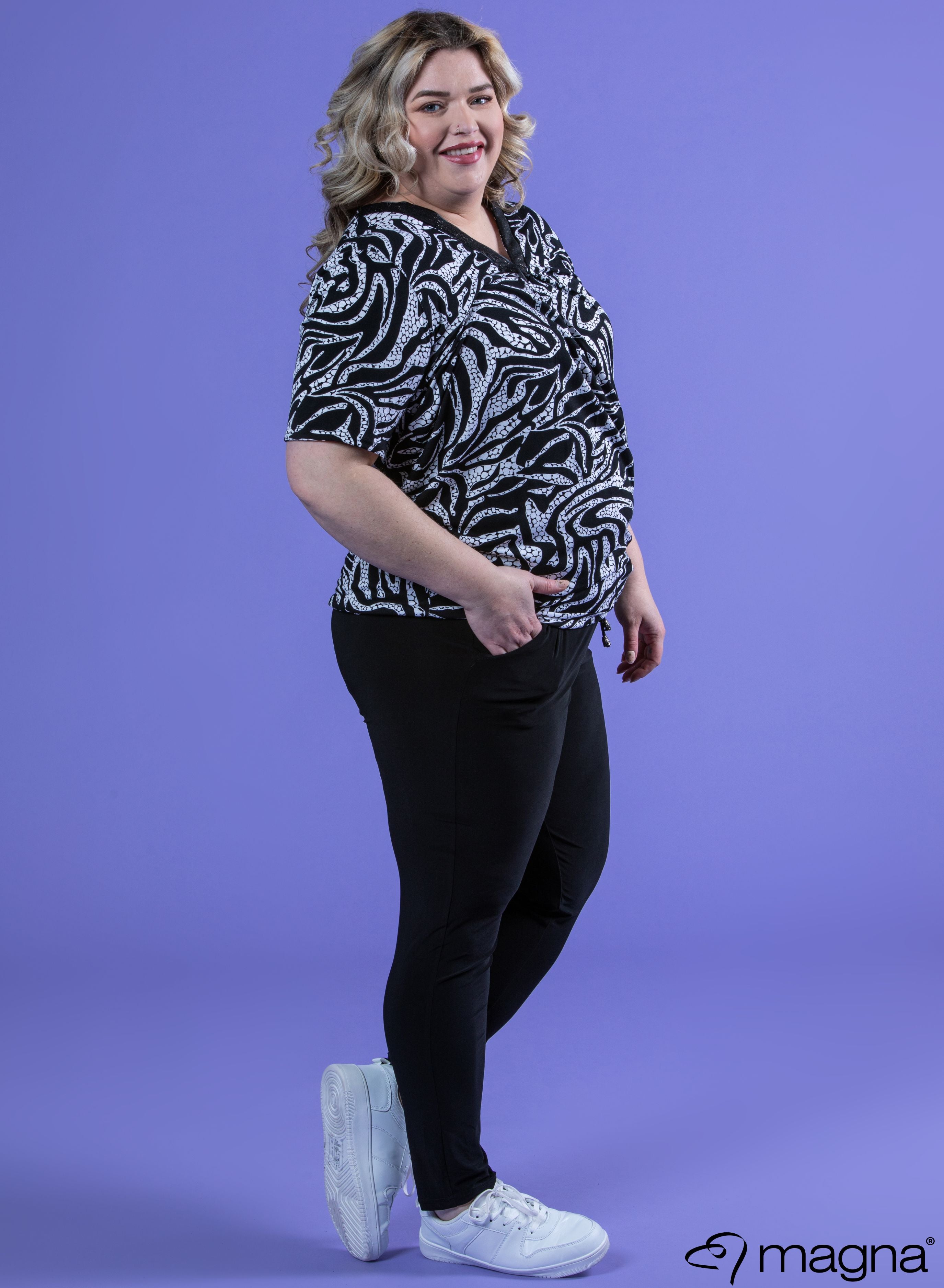 B-2311 - Viskose-Shirt mit V-Ausschnitt und Tape-Print, Zebra-Tier, Schwarz/Weiß