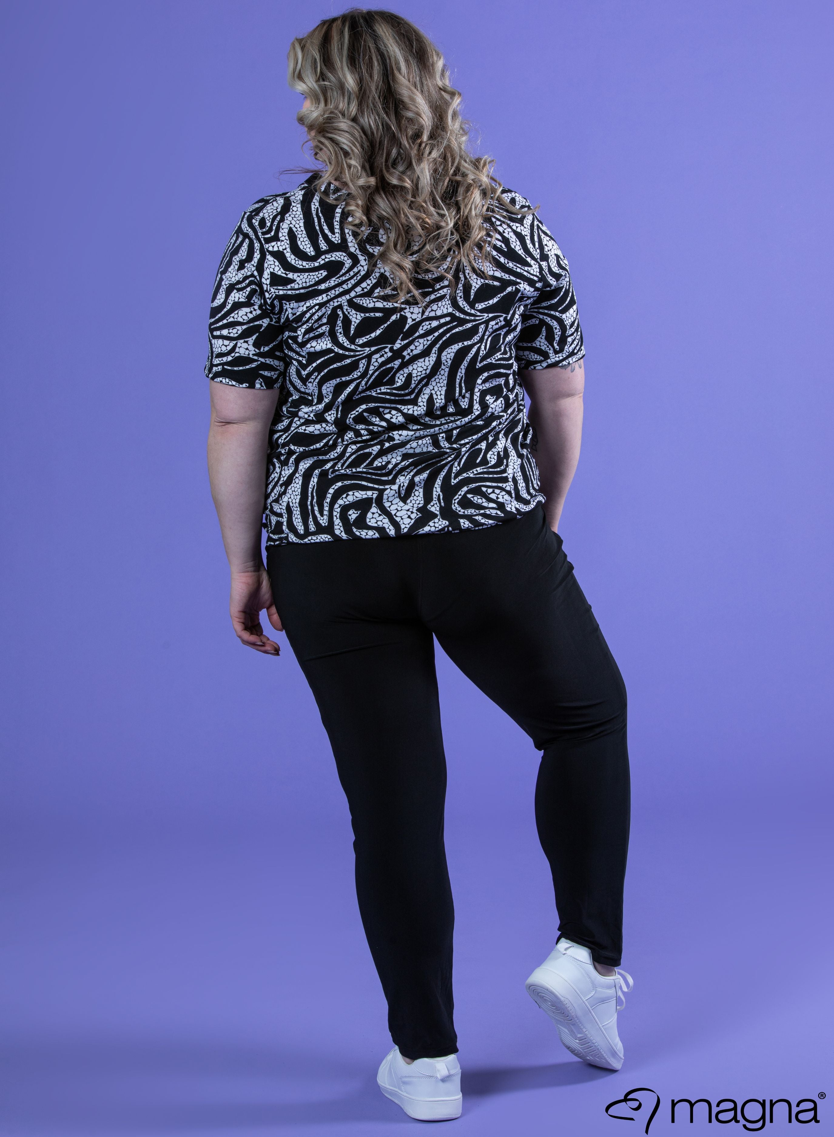 B-2311 - Viskose-Shirt mit V-Ausschnitt und Tape-Print, Zebra-Tier, Schwarz/Weiß