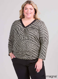 Magna Loose Fit V-Neck Shirt Animalistic Sage Grey Print