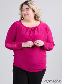 Magna Lace gedetailleerde, zwierige top in donker fuchsia