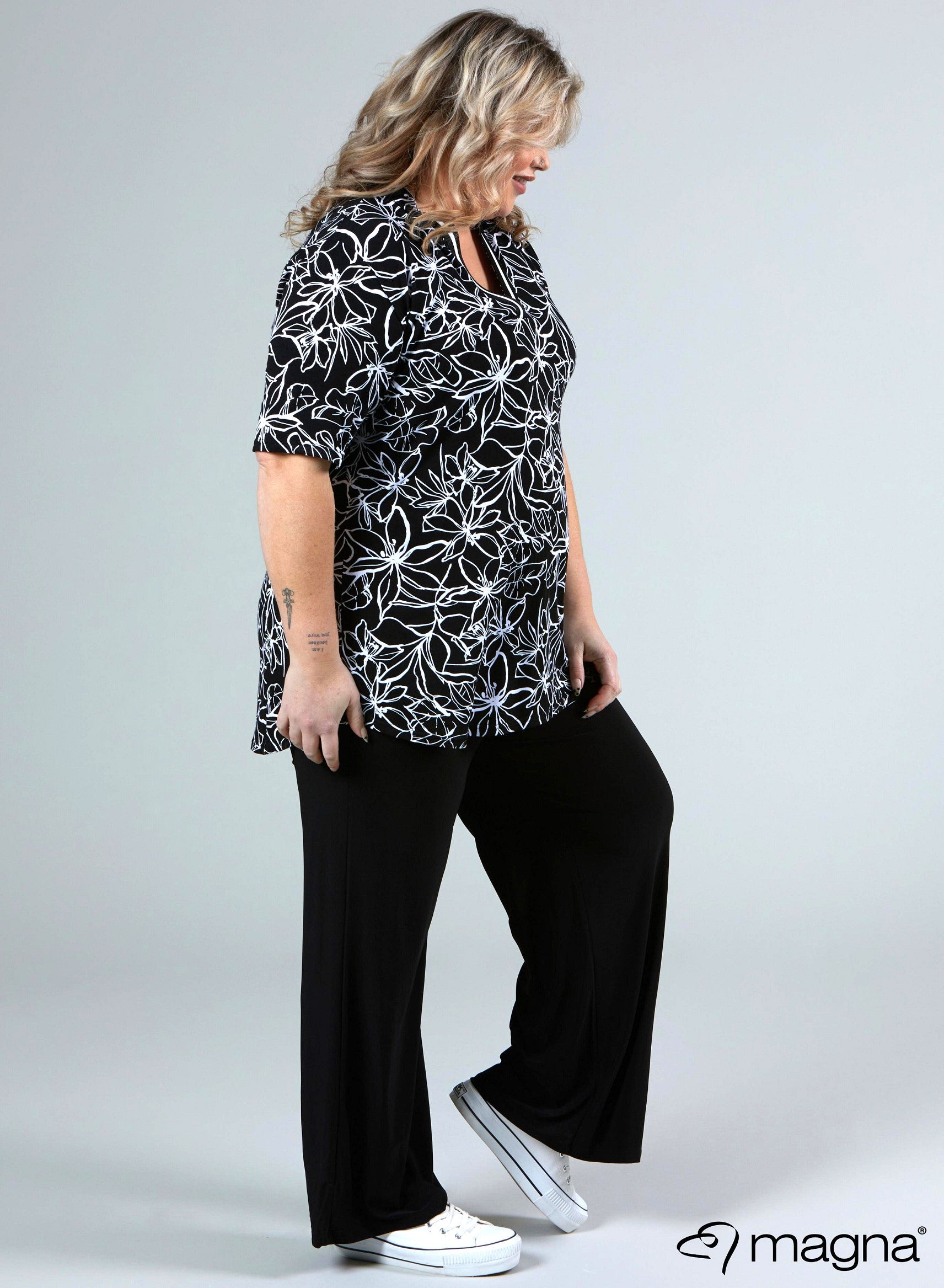 Magna V-tape Relaxed Shirt Zwart-wit Omlijnde Bloem