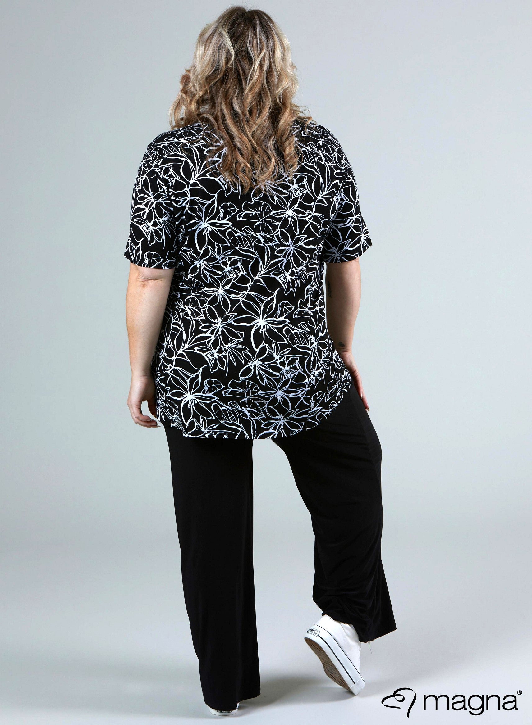Magna V-tape Relaxed Shirt Zwart-wit Omlijnde Bloem