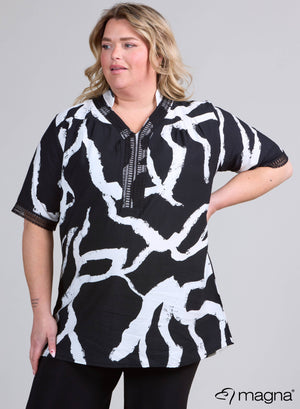 Bluse aus leichter Viskose mit Spitzendetail von Magna, weiße Linien, schwarzer Grund