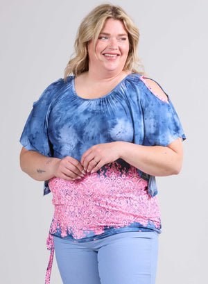 Magna – Bedrucktes Oberteil mit offenen Schultern, Knotenjeans und rosa Design