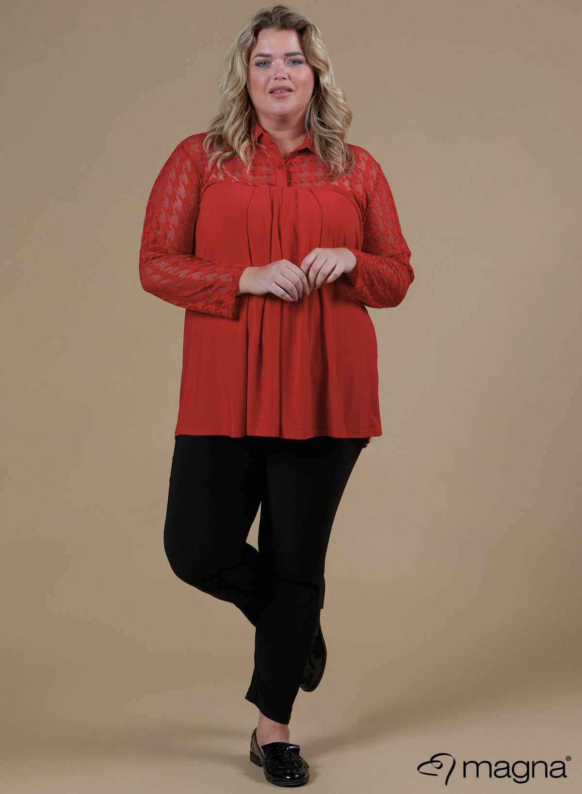 B-8026 - Blouse met bedrukte fluwelen mesh halslijn, rood
