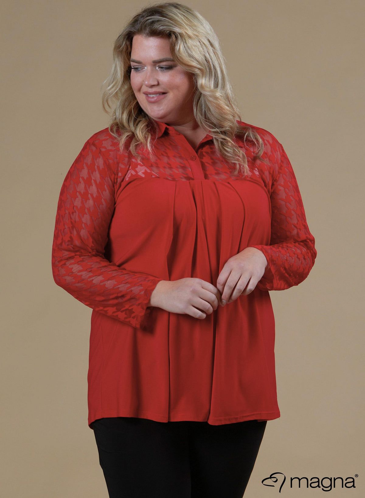 B-8026 - Blouse met bedrukte fluwelen mesh halslijn, rood