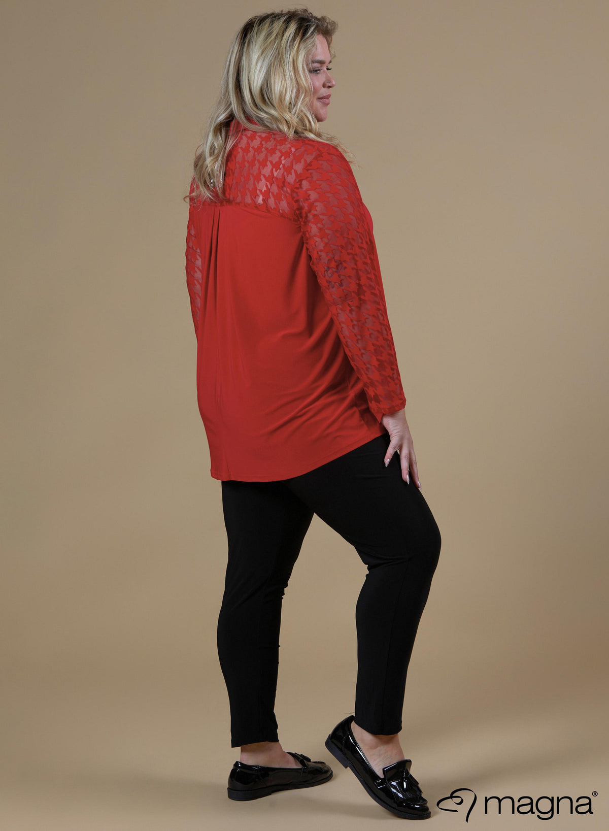 B-8026 - Blouse met bedrukte fluwelen mesh halslijn, rood