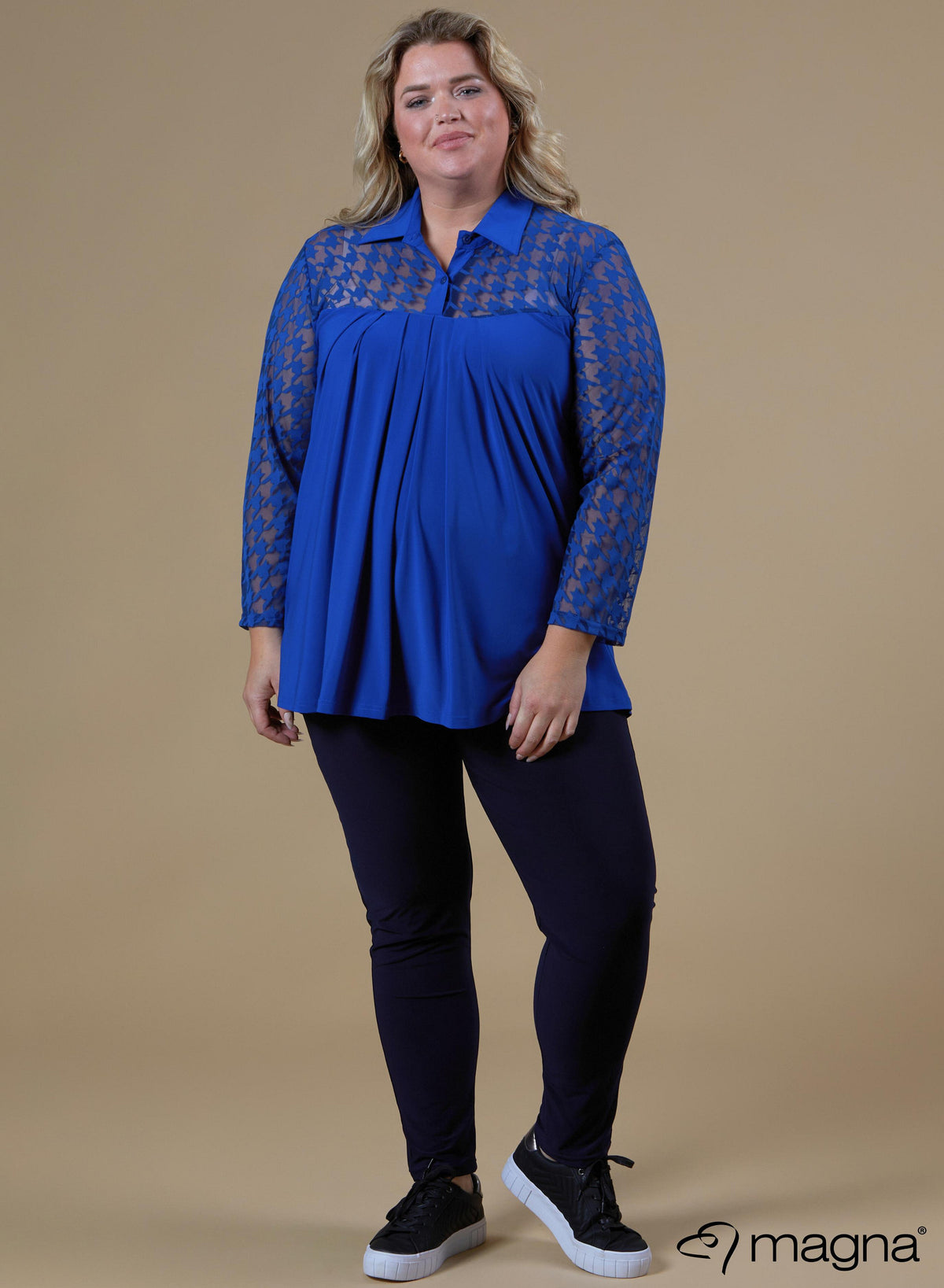 B-8026 - Blouse met bedrukte fluwelen mesh halslijn, blauw (PP-mesh)