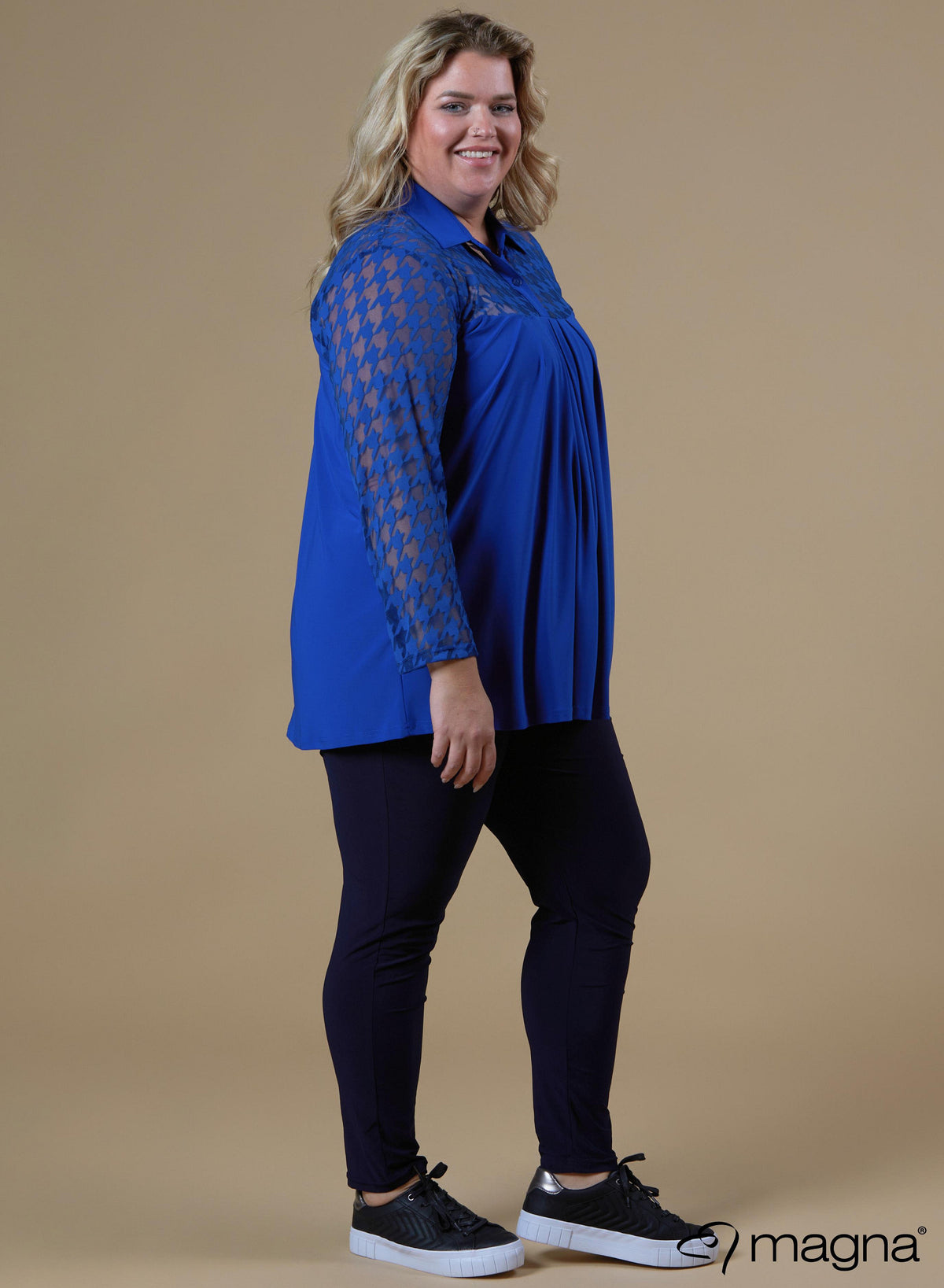 B-8026 - Blouse met bedrukte fluwelen mesh halslijn, blauw (PP-mesh)