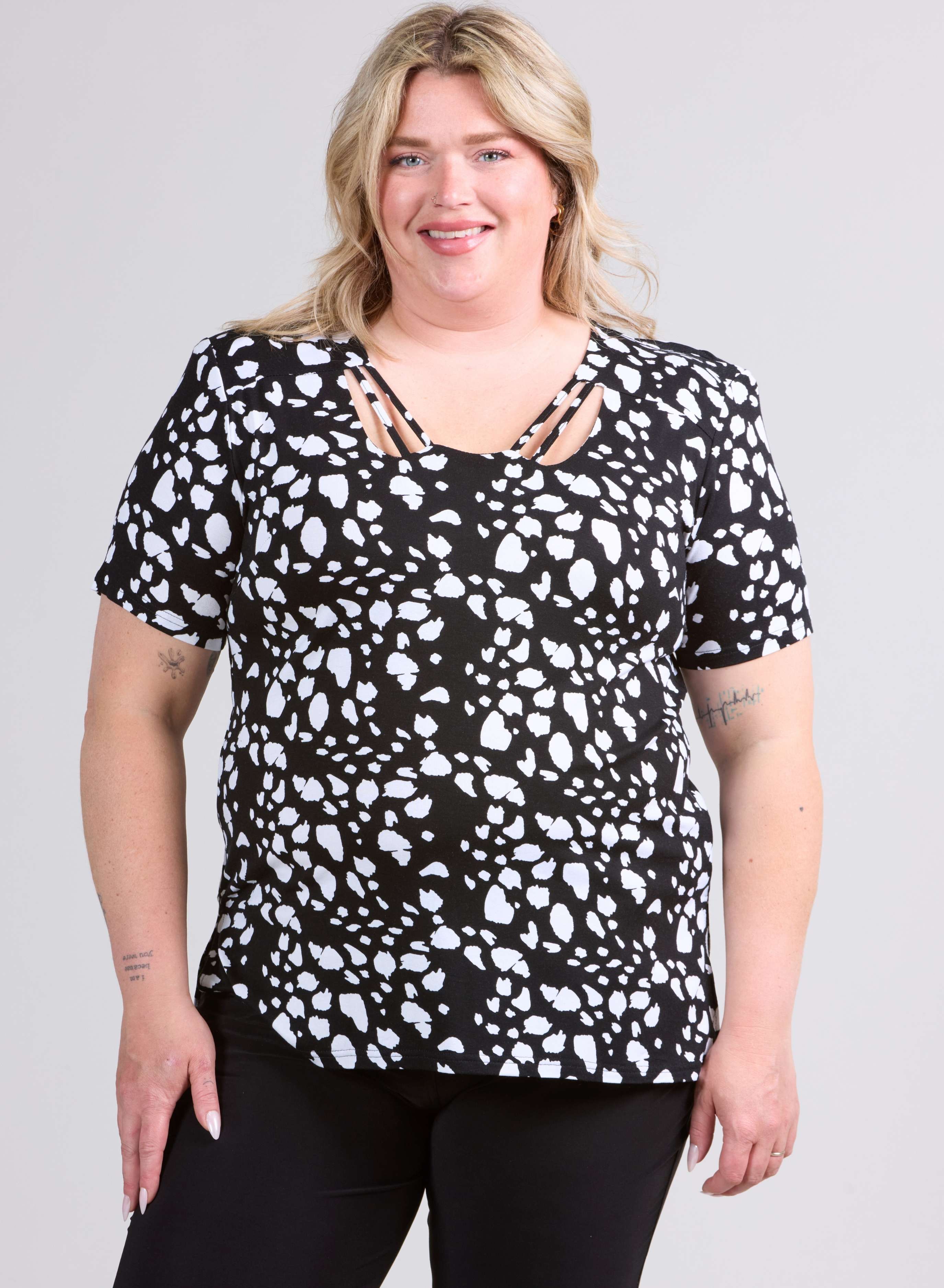 Magna Viscose Print Neckline Black &amp; White