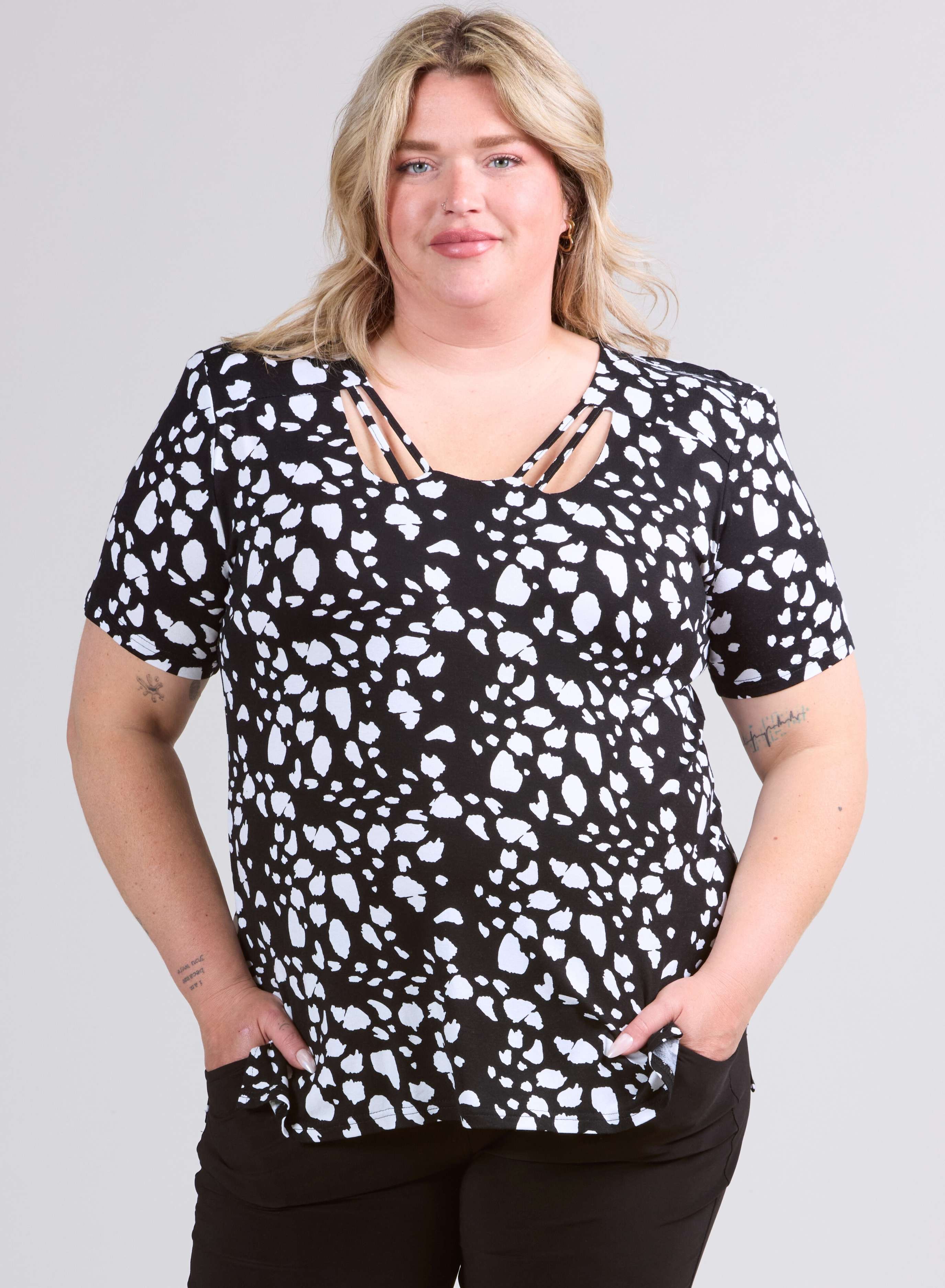 Magna Viscose Print Neckline Black &amp; White