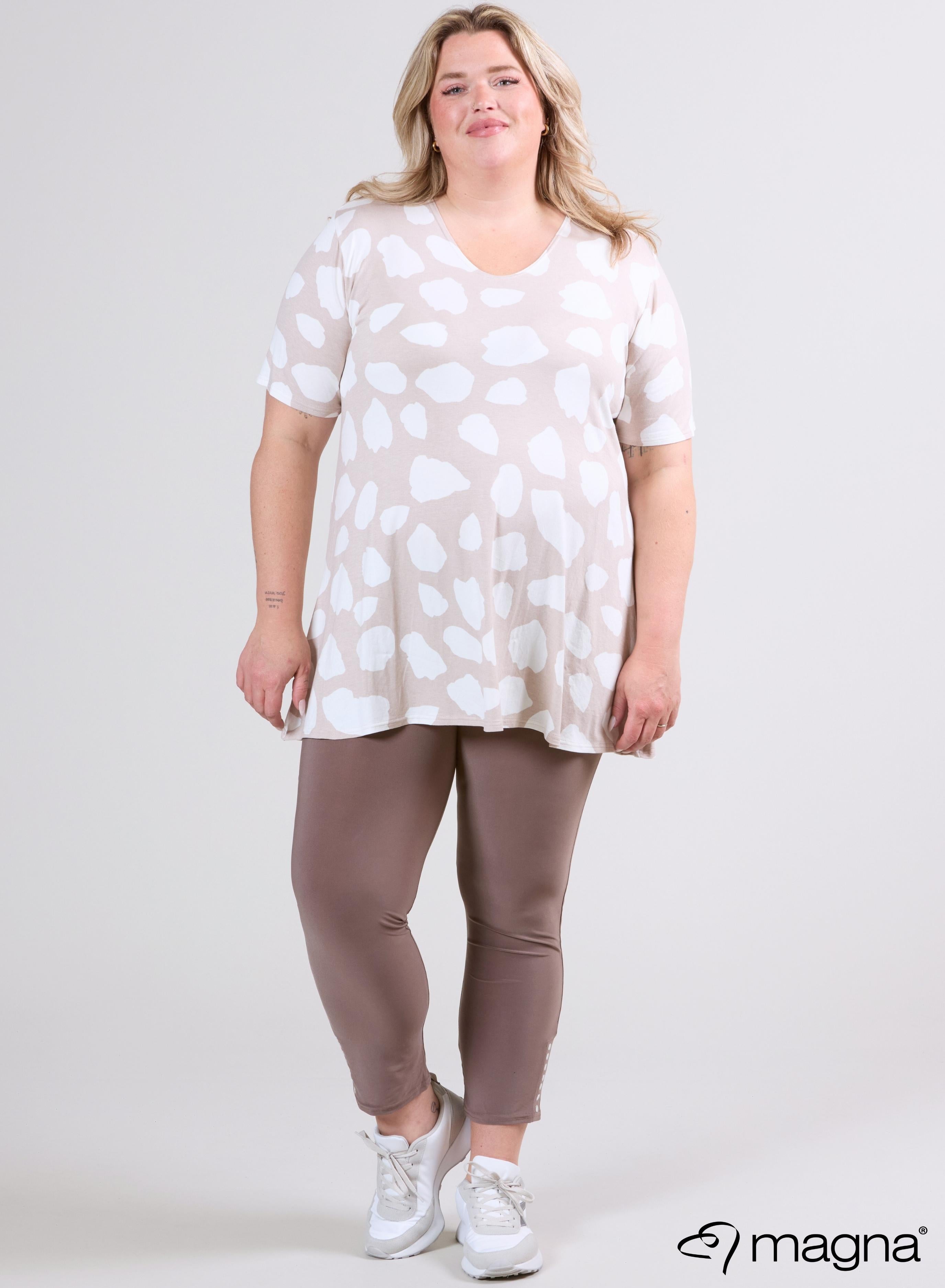 Magna T-shirt met korte mouwen en A-lijn model, met grote koeienprint, zwart