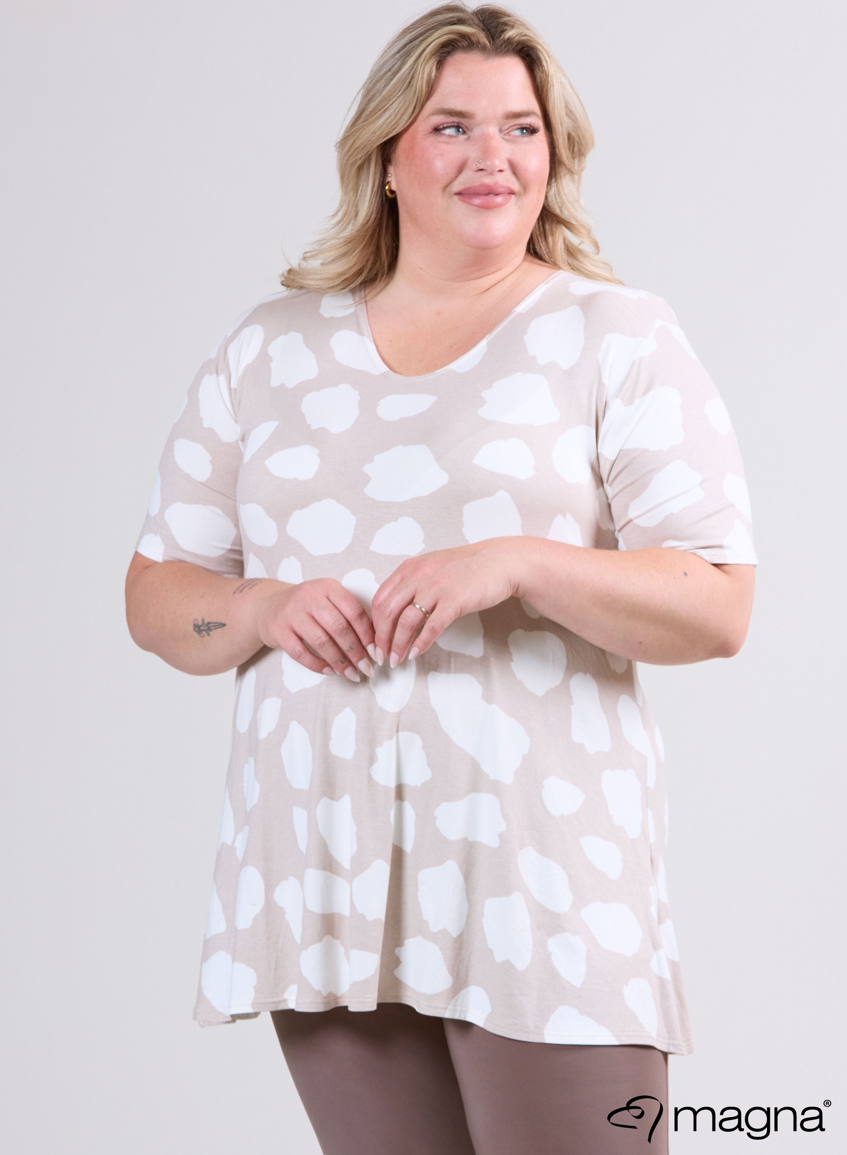 Magna T-shirt met korte mouwen en A-lijn model, met grote koeienprint, zwart