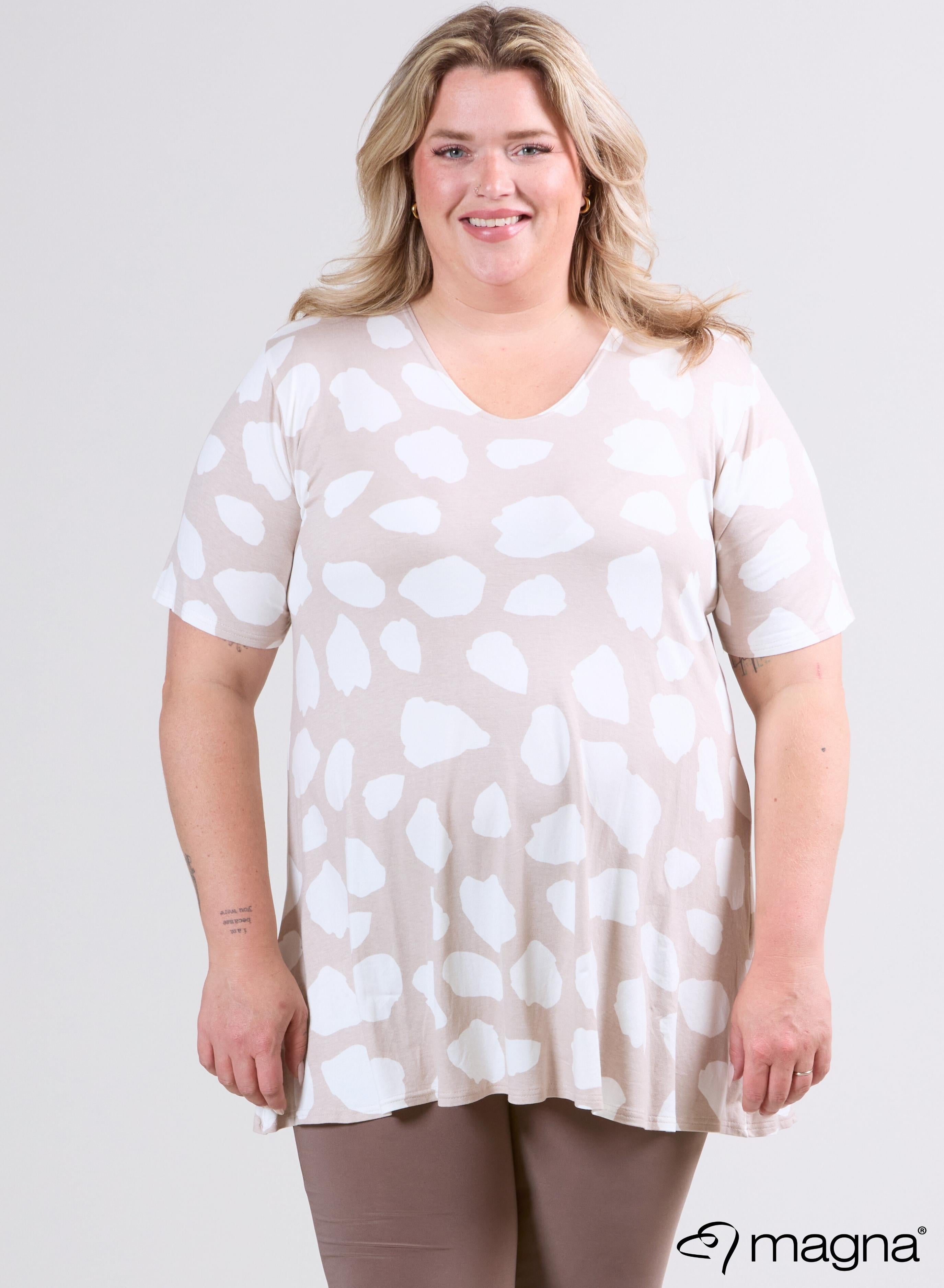 Magna T-shirt met korte mouwen en A-lijn model, met grote koeienprint, zwart