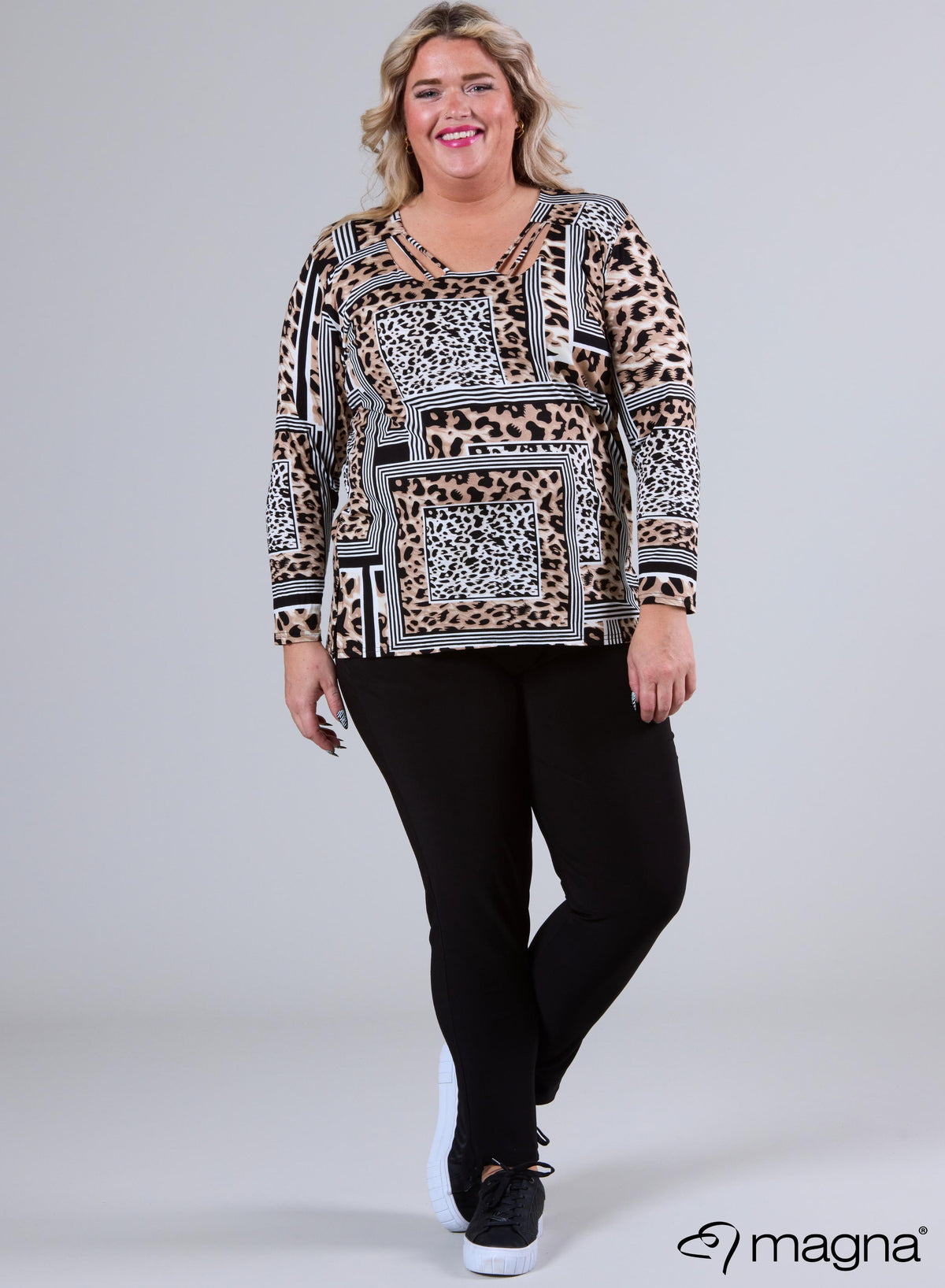 B-9005 - Viscose top met print en gekruiste halslijn, bruin, luipaardprint