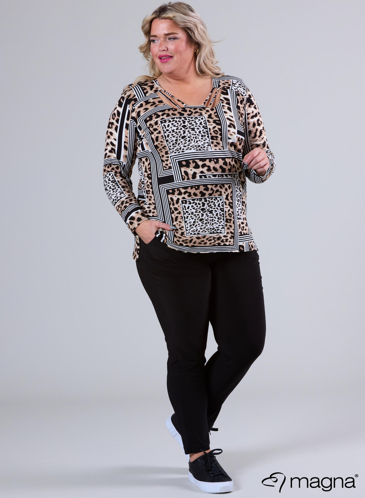 B-9005 - Viscose top met print en gekruiste halslijn, bruin, luipaardprint