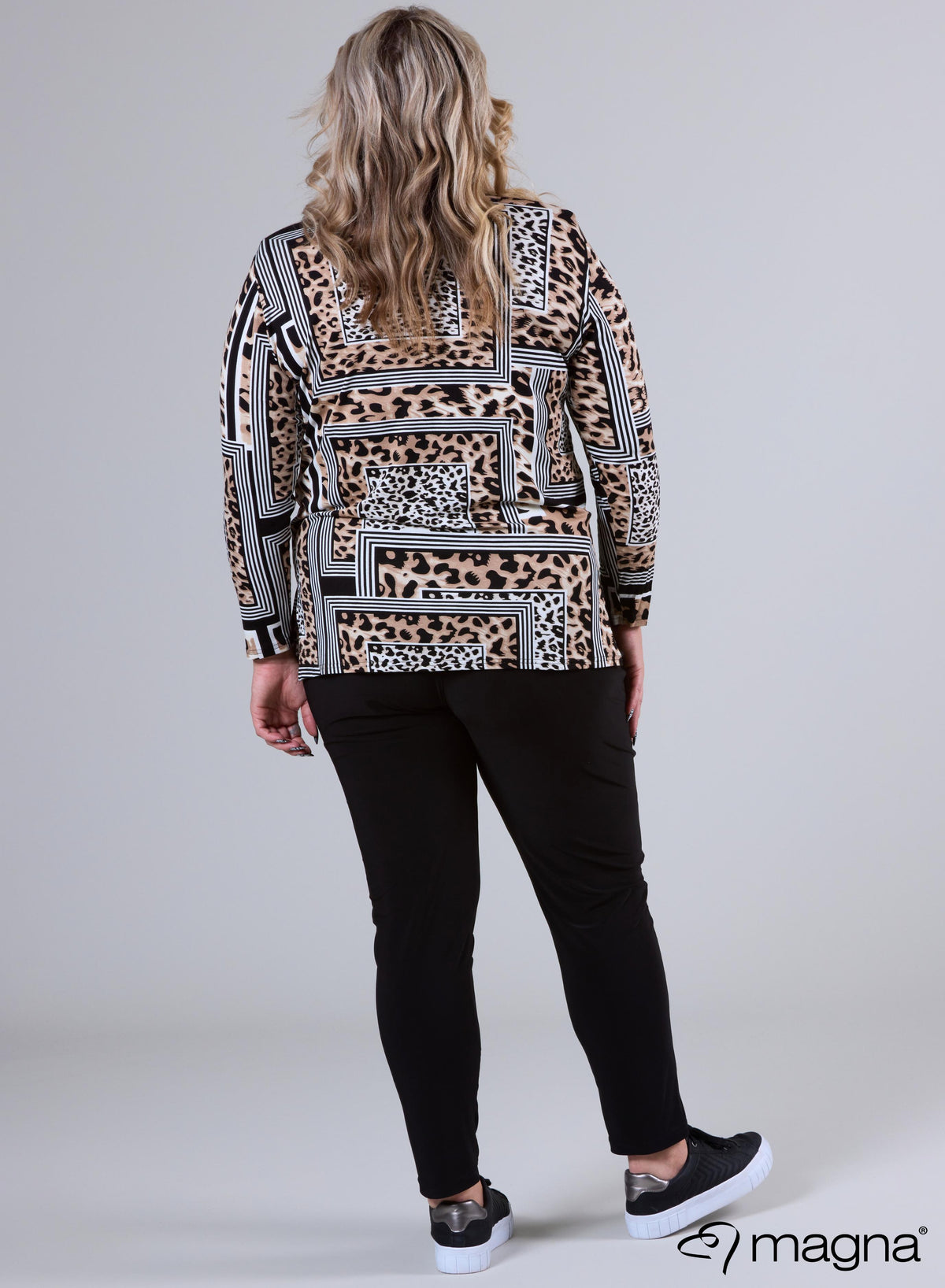 B-9005 - Viscose top met print en gekruiste halslijn, bruin, luipaardprint
