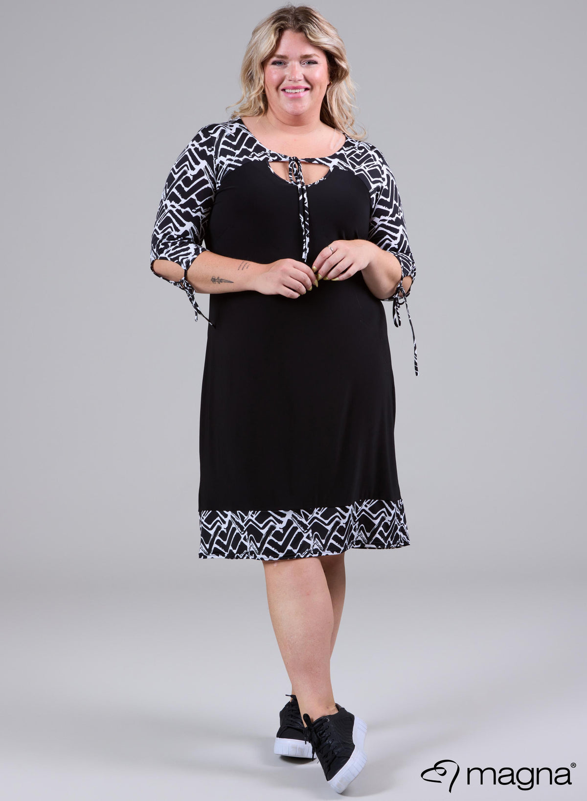 C-2103 - Jurk/tuniek met print, effen print en strikbandjes, zwart-wit