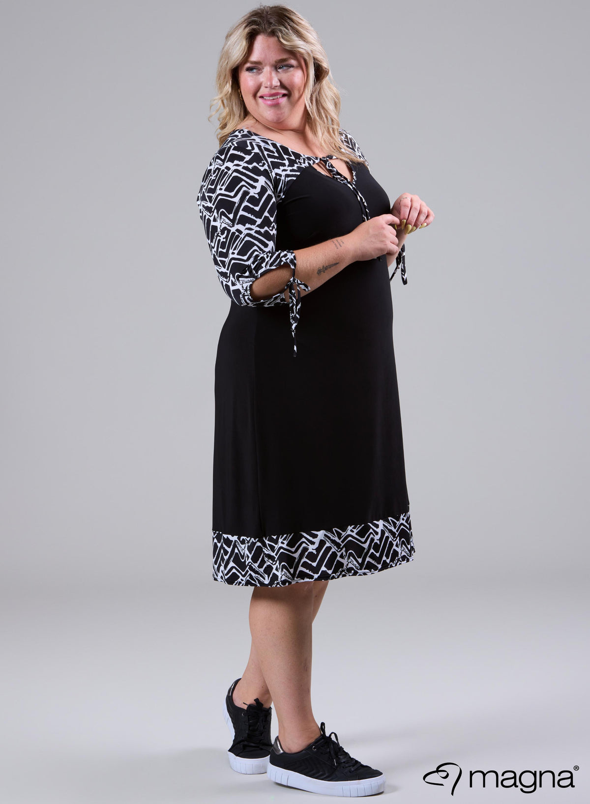 C-2103 - Jurk/tuniek met print, effen print en strikbandjes, zwart-wit