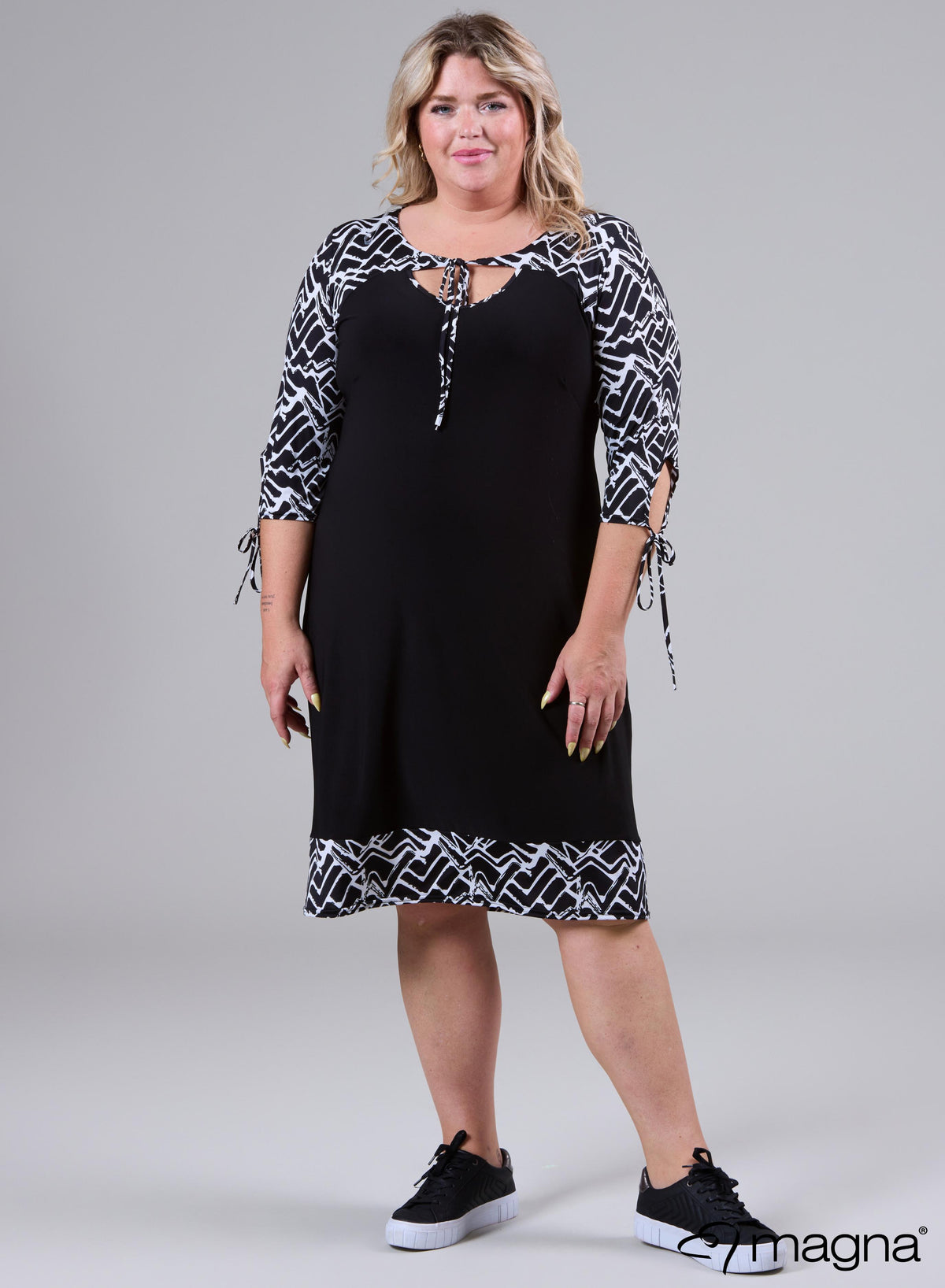 C-2103 - Jurk/tuniek met print, effen print en strikbandjes, zwart-wit