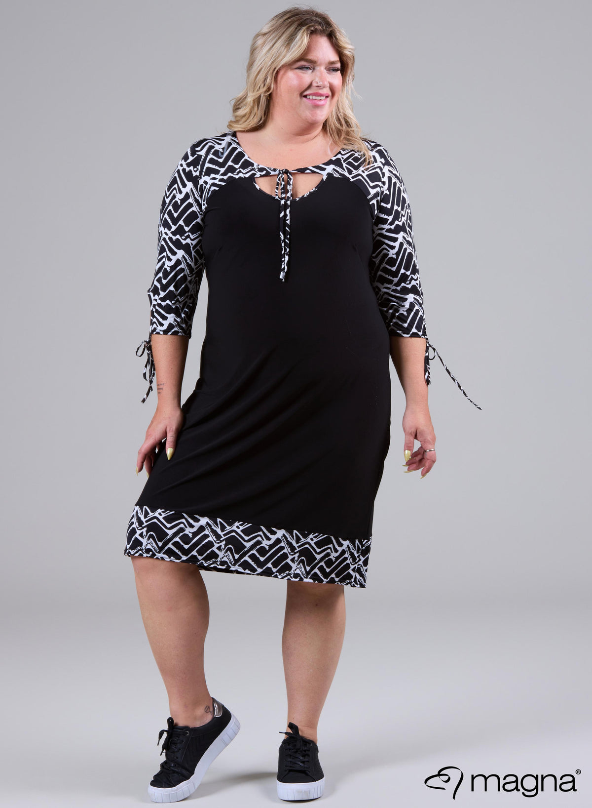 C-2103 - Jurk/tuniek met print, effen print en strikbandjes, zwart-wit