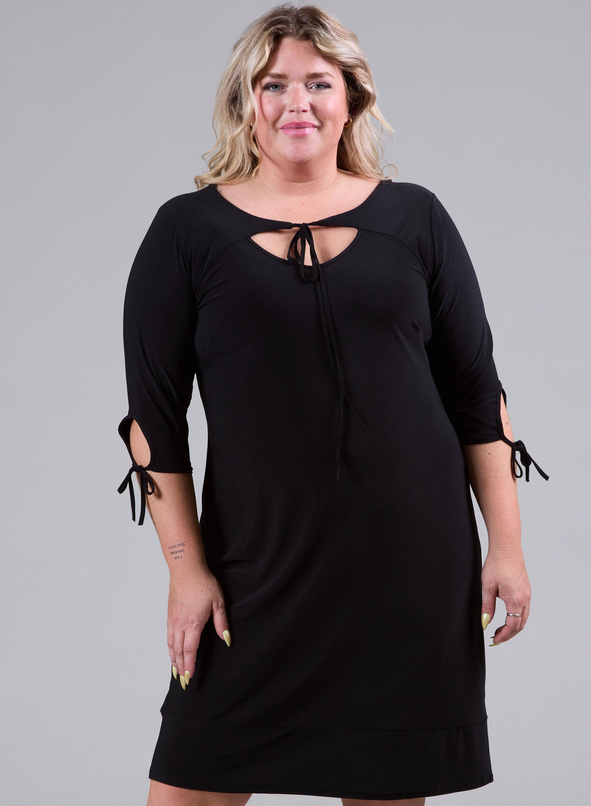 C-2103 - Kleid/Tunika mit einfarbigen Schleifenträgern in Schwarz