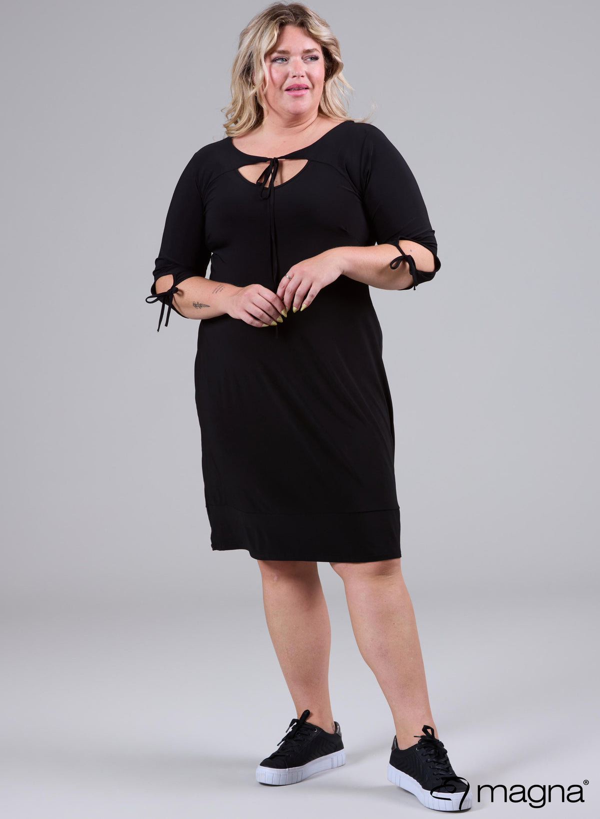 C-2103 - Kleid/Tunika mit einfarbigen Schleifenträgern in Schwarz
