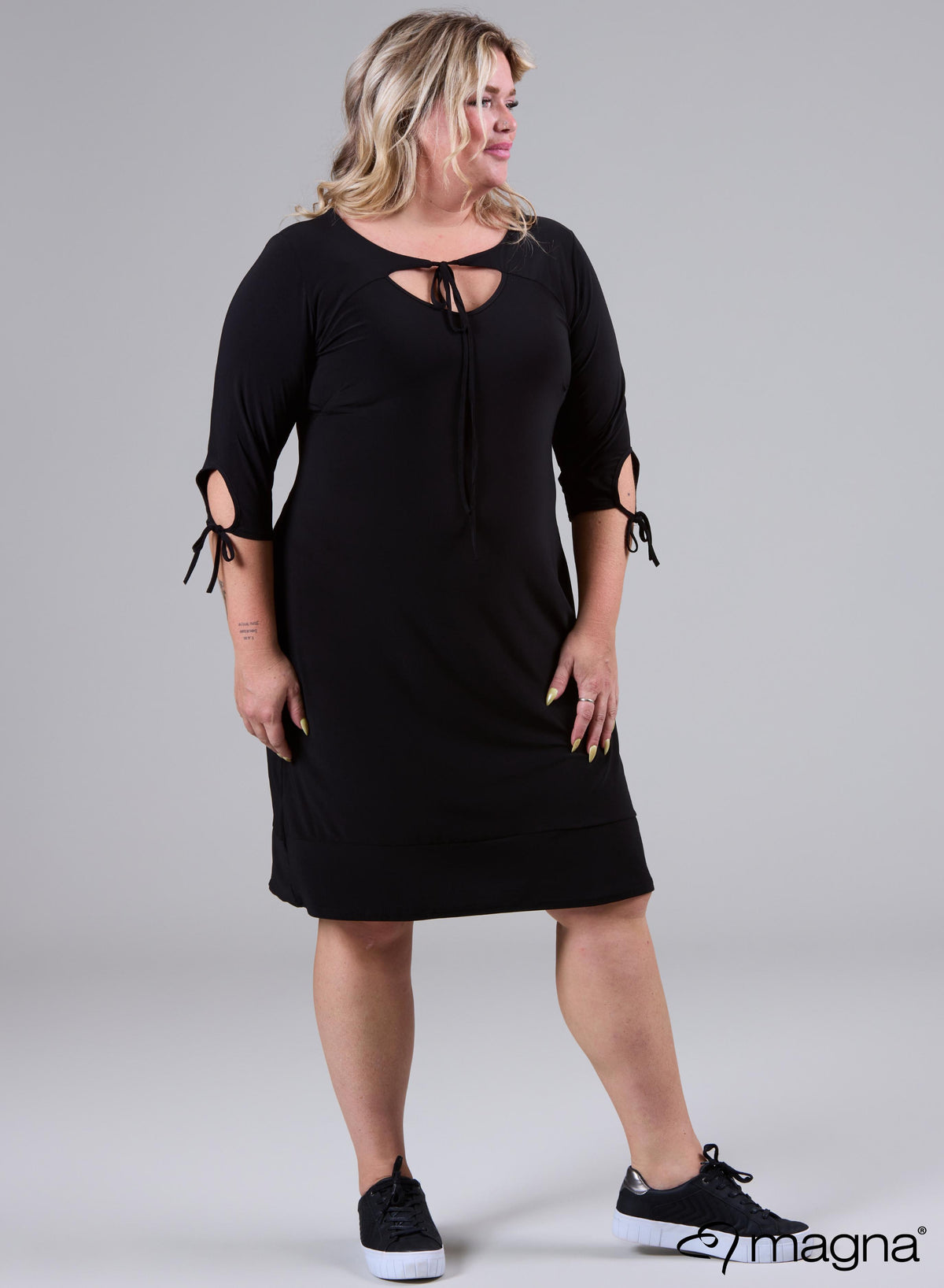 C-2103 - Kleid/Tunika mit einfarbigen Schleifenträgern in Schwarz