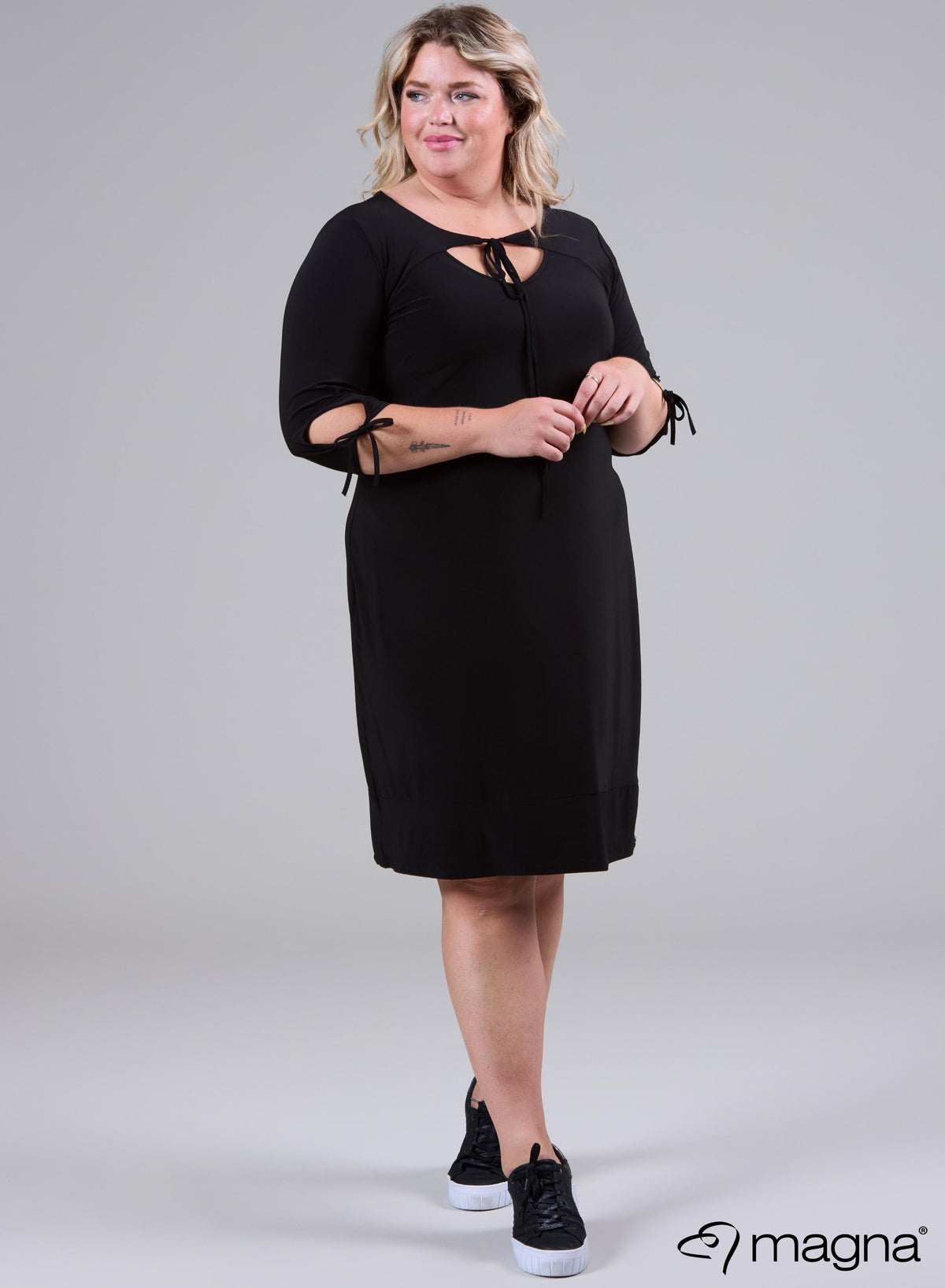 C-2103 - Kleid/Tunika mit einfarbigen Schleifenträgern in Schwarz