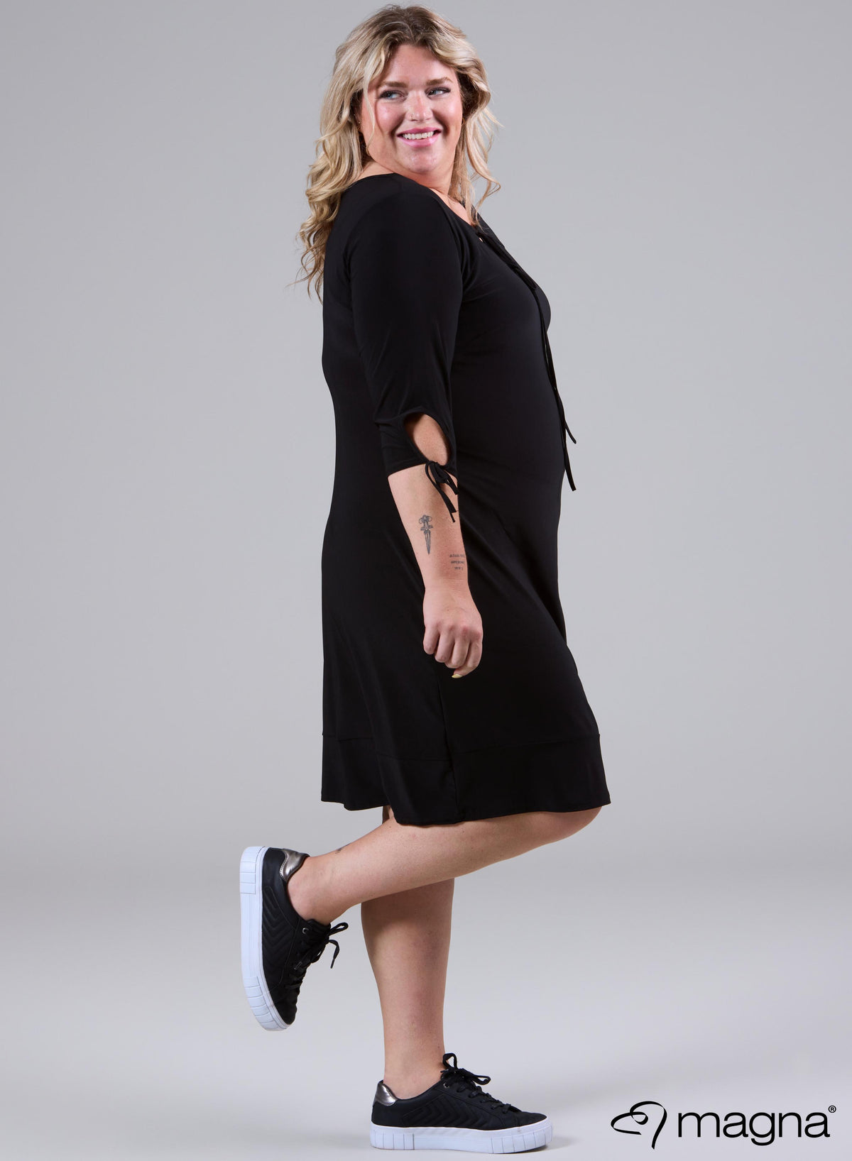 C-2103 - Kleid/Tunika mit einfarbigen Schleifenträgern in Schwarz