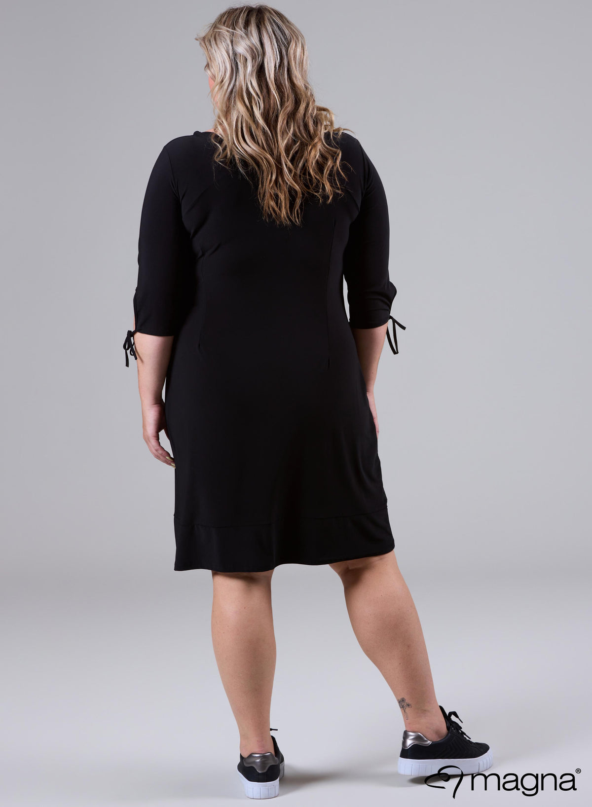 C-2103 - Kleid/Tunika mit einfarbigen Schleifenträgern in Schwarz
