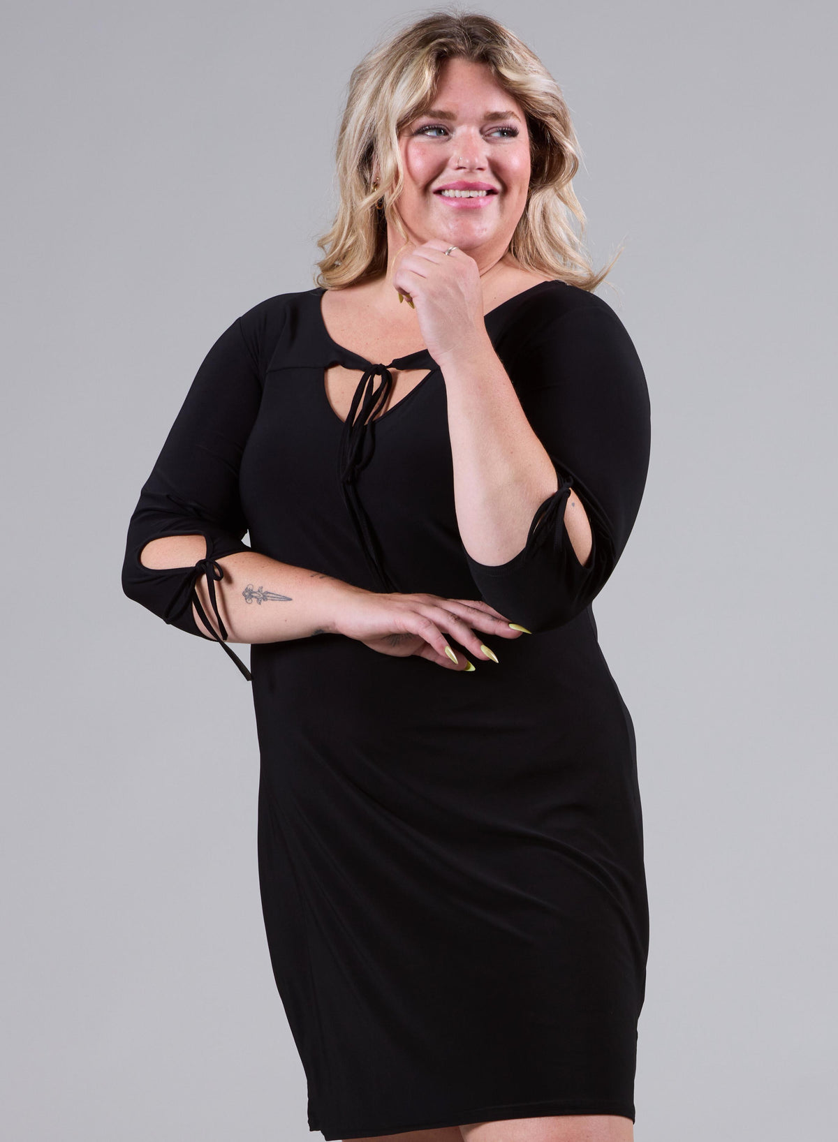 C-2103 - Kleid/Tunika mit einfarbigen Schleifenträgern in Schwarz