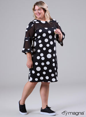 C-2108 - Bedruckte, schmeichelnde Chiffon-Tunika mit transparenten großen Punkten, Schwarzweiß