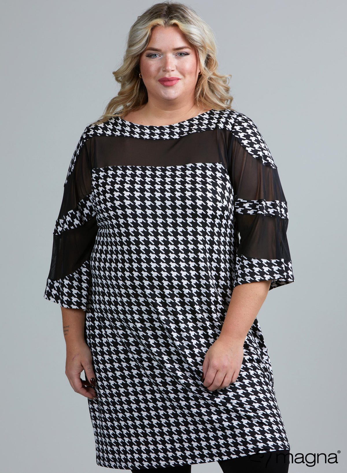C-2108 - Bedruckte, schmeichelnde Chiffon-Tunika mit transparentem Schnitt, groß, PP, Schwarzweiß
