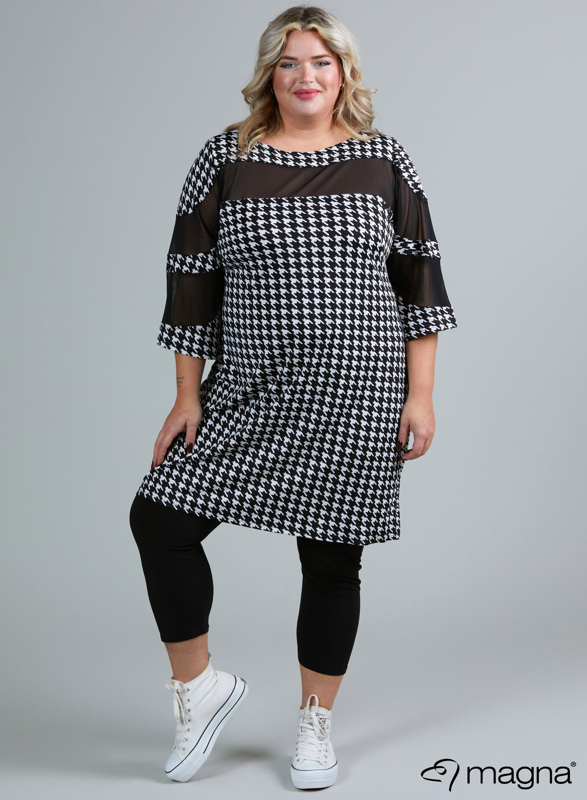 C-2108 - Bedruckte, schmeichelnde Chiffon-Tunika mit transparentem Schnitt, groß, PP, Schwarzweiß