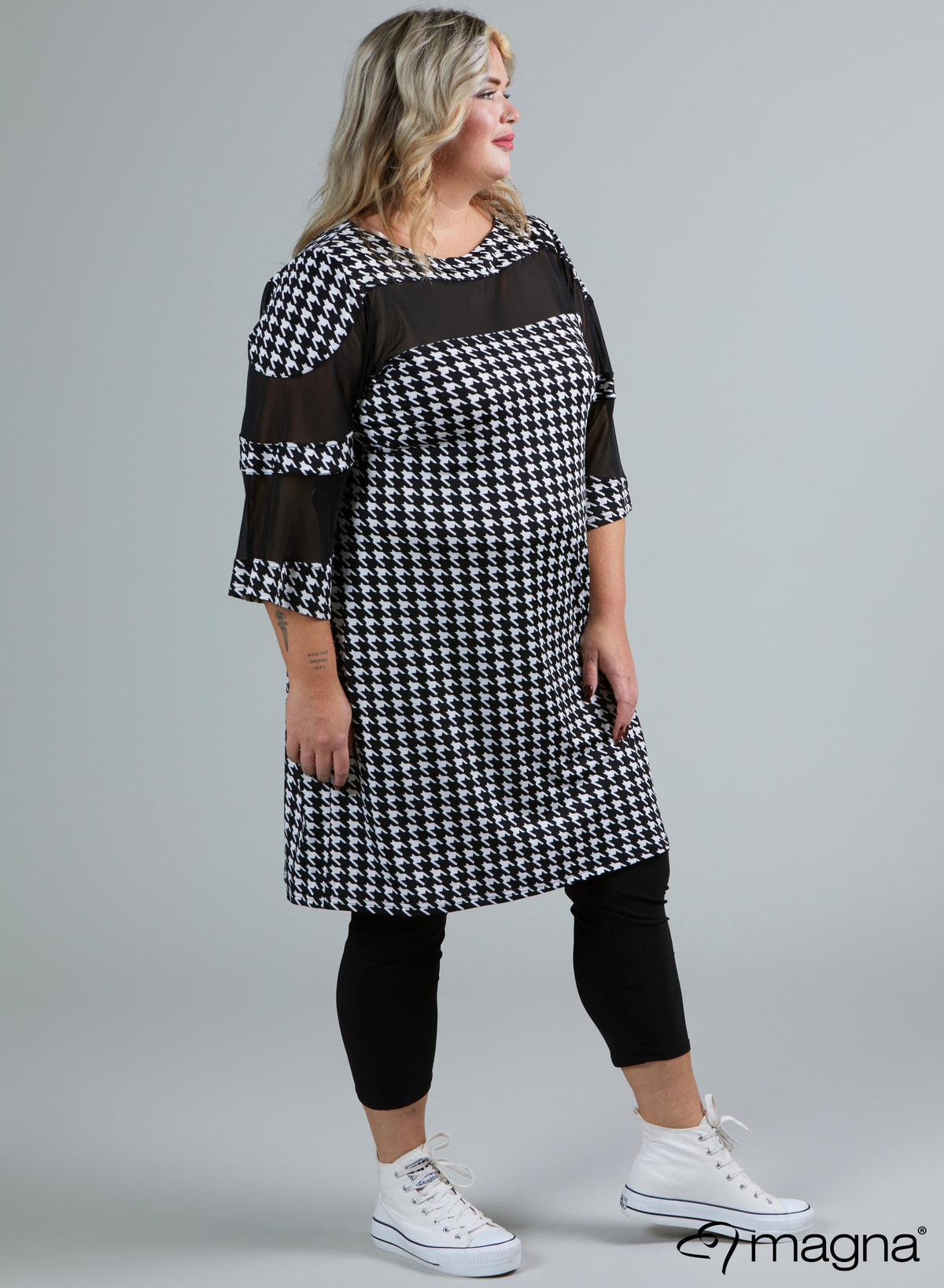 C-2108 - Bedruckte, schmeichelnde Chiffon-Tunika mit transparentem Schnitt, groß, PP, Schwarzweiß