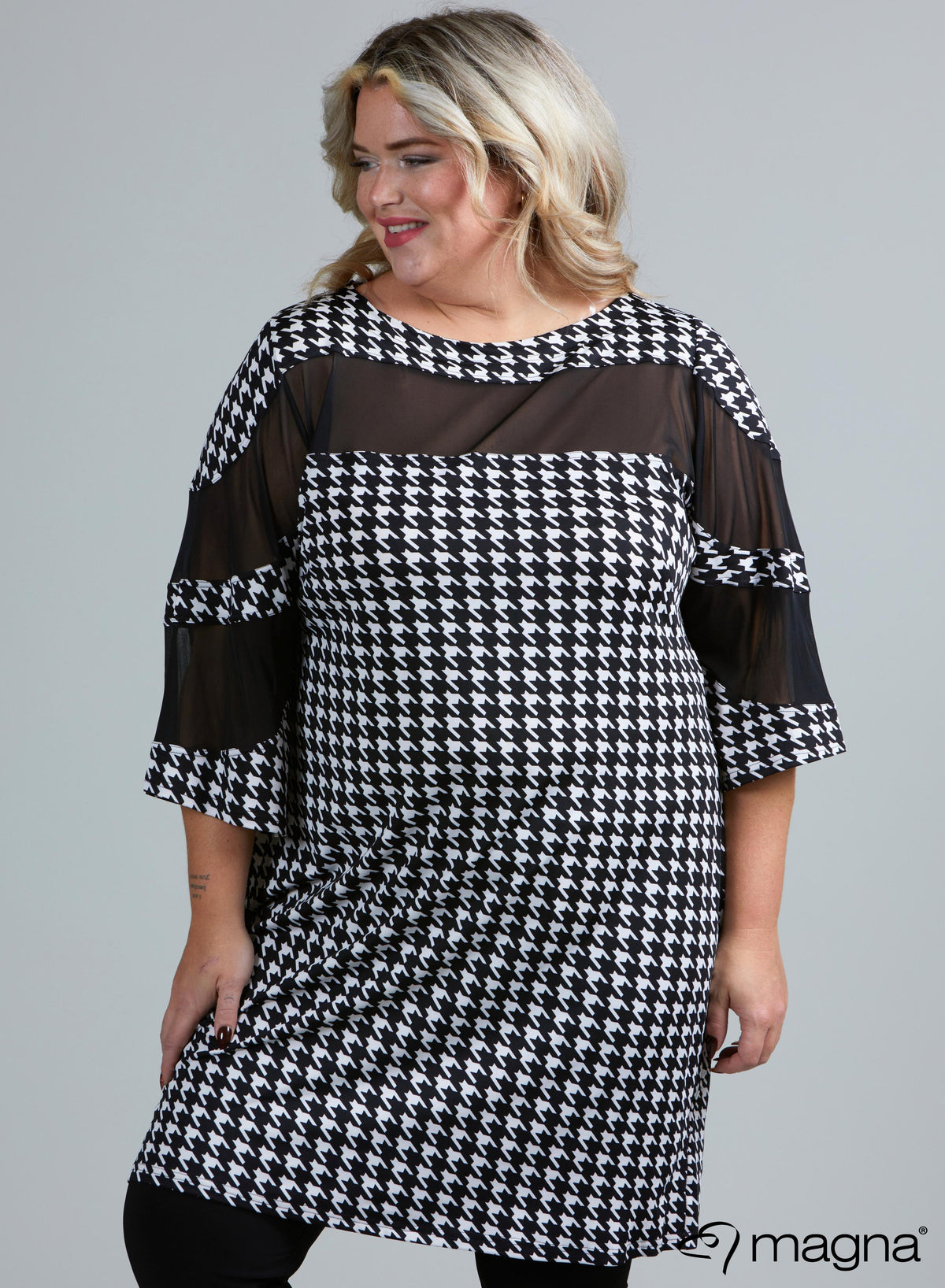 C-2108 - Bedruckte, schmeichelnde Chiffon-Tunika mit transparentem Schnitt, groß, PP, Schwarzweiß