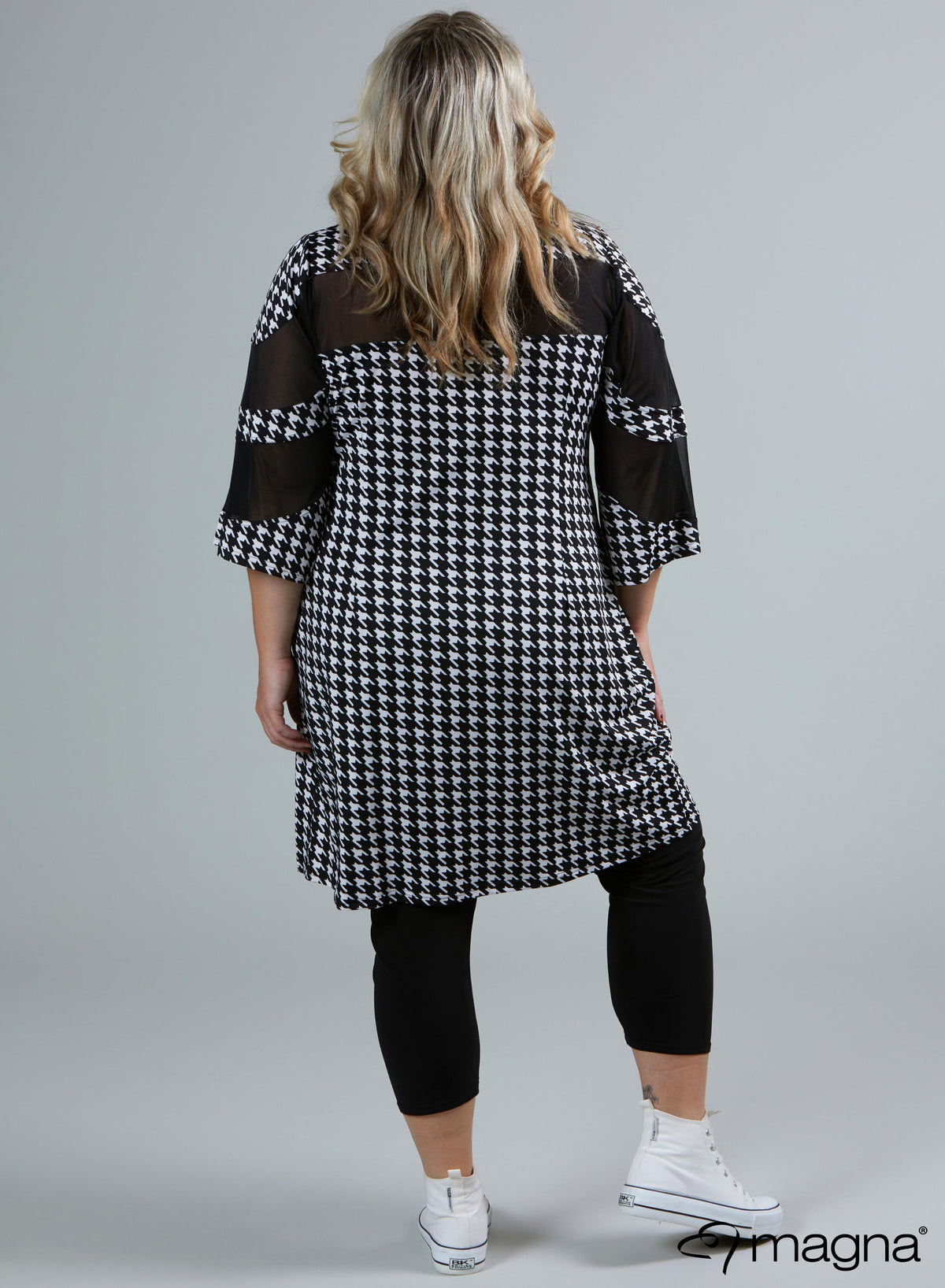 C-2108 - Bedruckte, schmeichelnde Chiffon-Tunika mit transparentem Schnitt, groß, PP, Schwarzweiß
