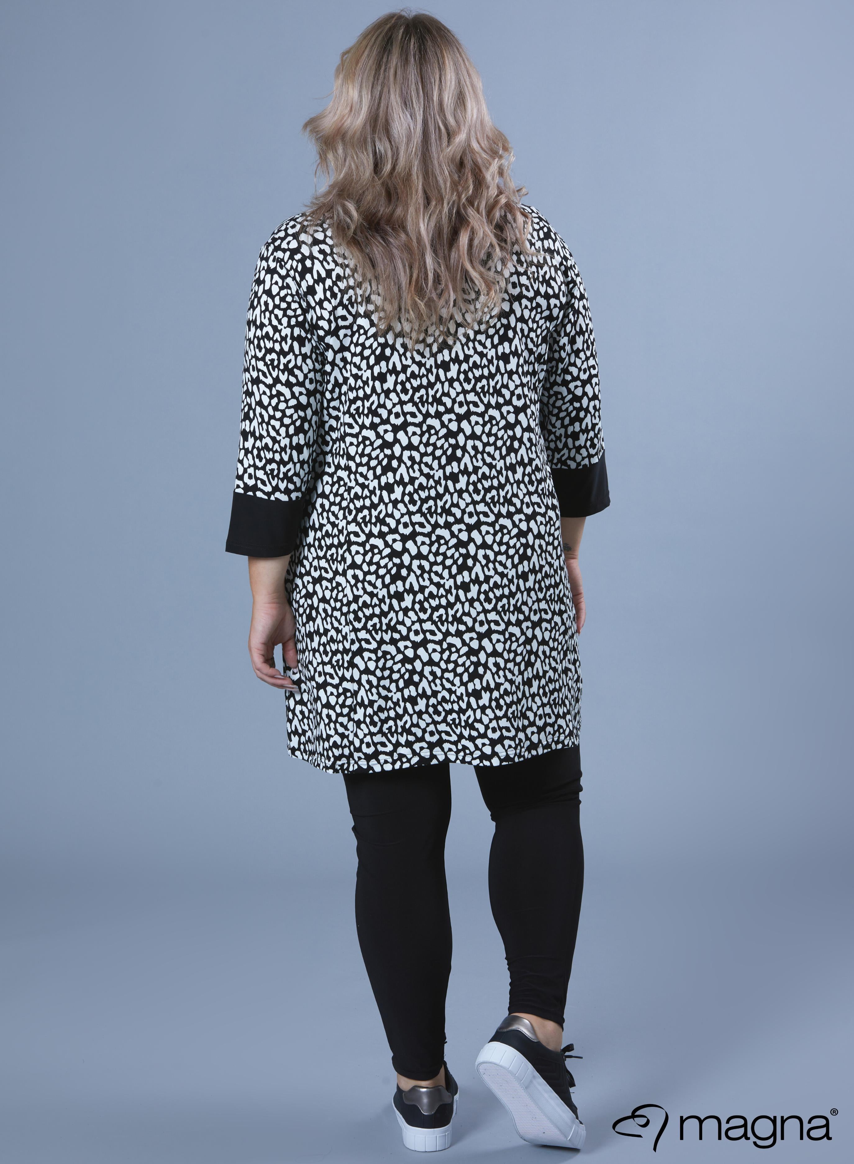 Magna V-neck Pocket Tunic Black &amp; White Leopard Print