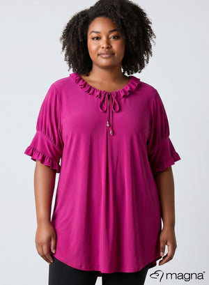 C-2401 - Einfarbige Kurzarm-Tunika mit Rüschenelementen in Dunkelfuchsia