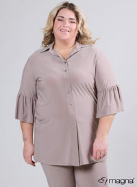 C-2508 - Tuniek met ruchesmouwen en knoopsluiting, zandkleur