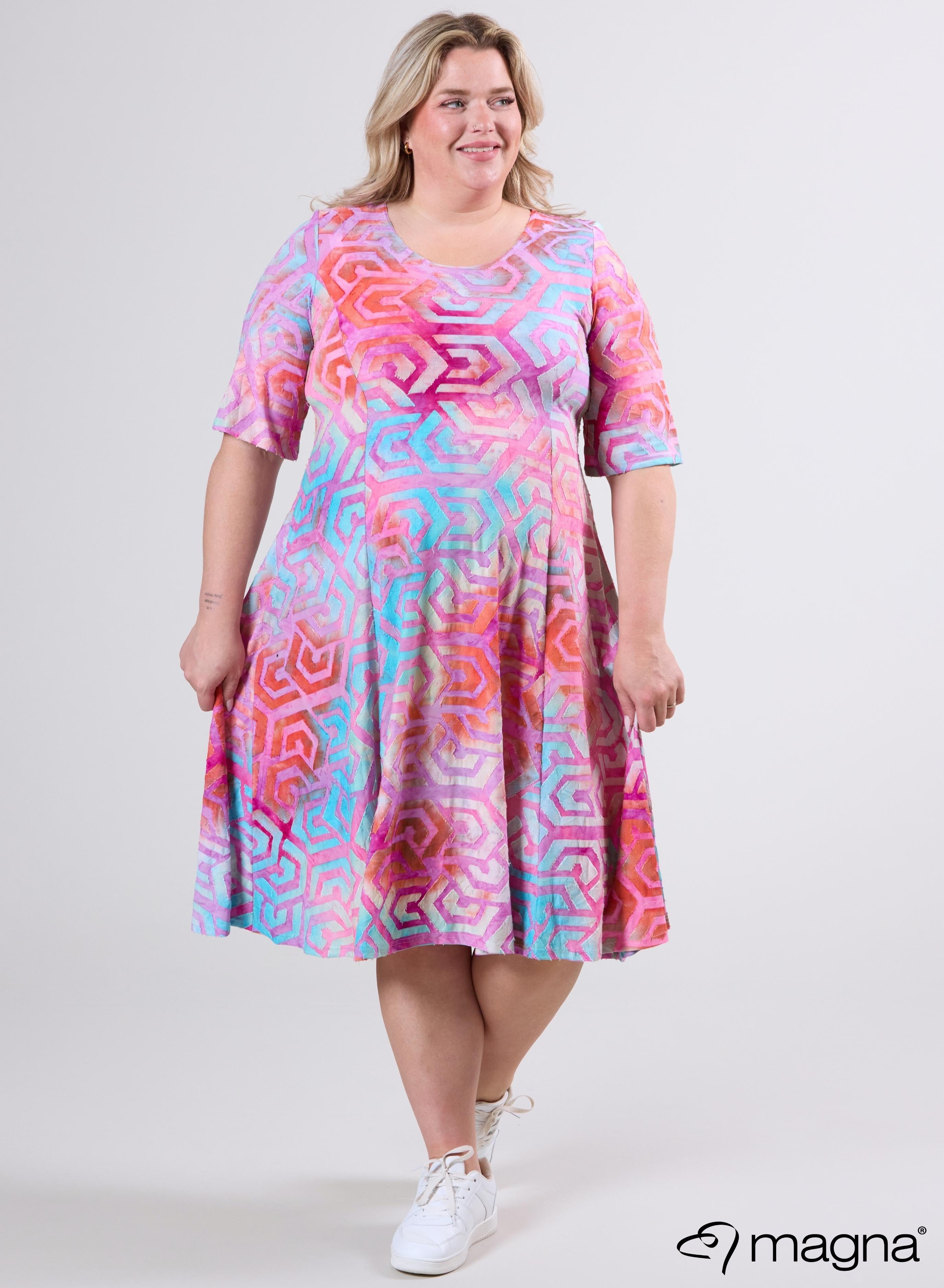 C-2513 - Langes A-Linien-Kleid aus Netzstoff, Labyrinth-Design, Türkis-Pink