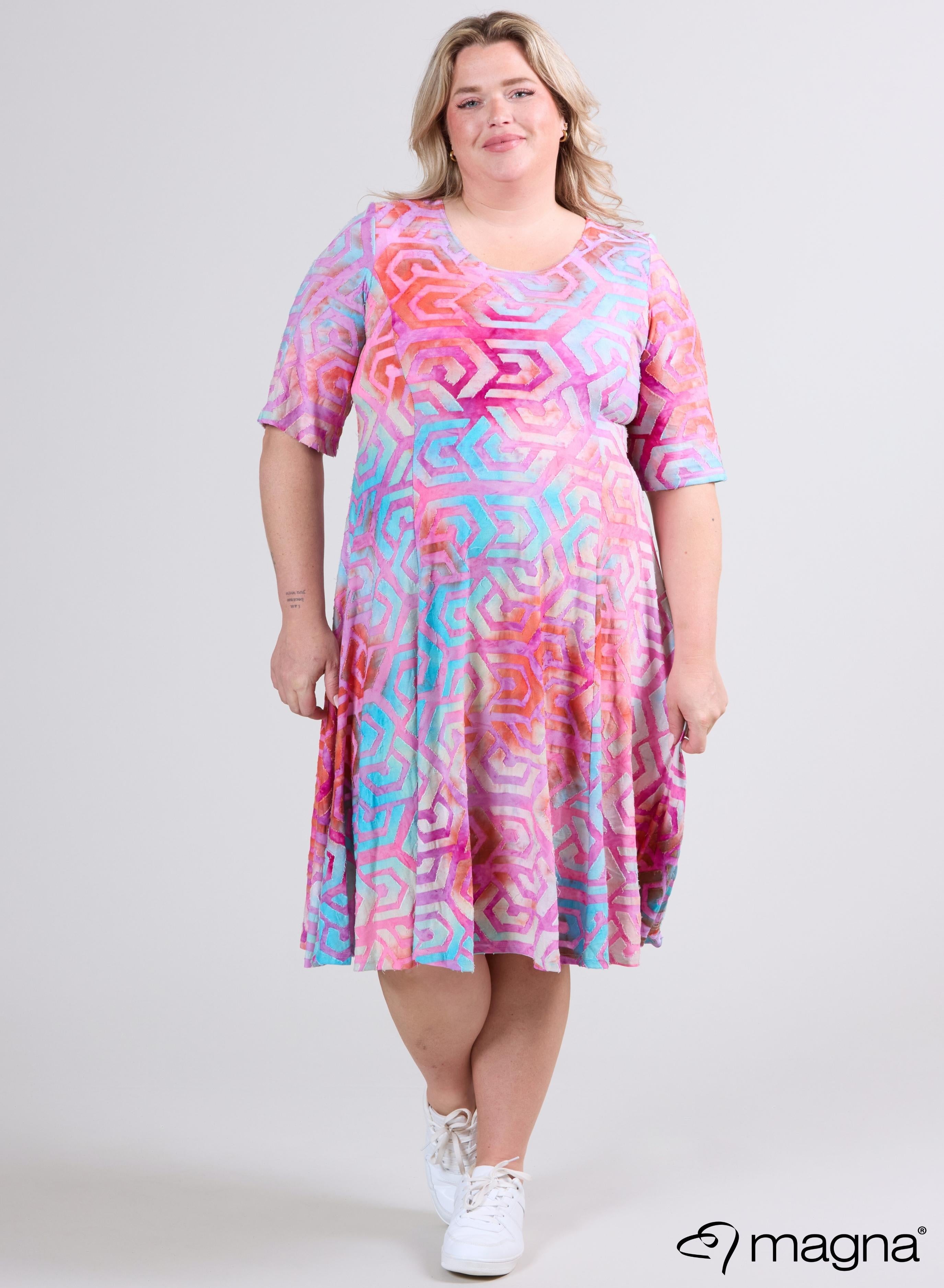 C-2513 - Langes A-Linien-Kleid aus Netzstoff, Labyrinth-Design, Türkis-Pink