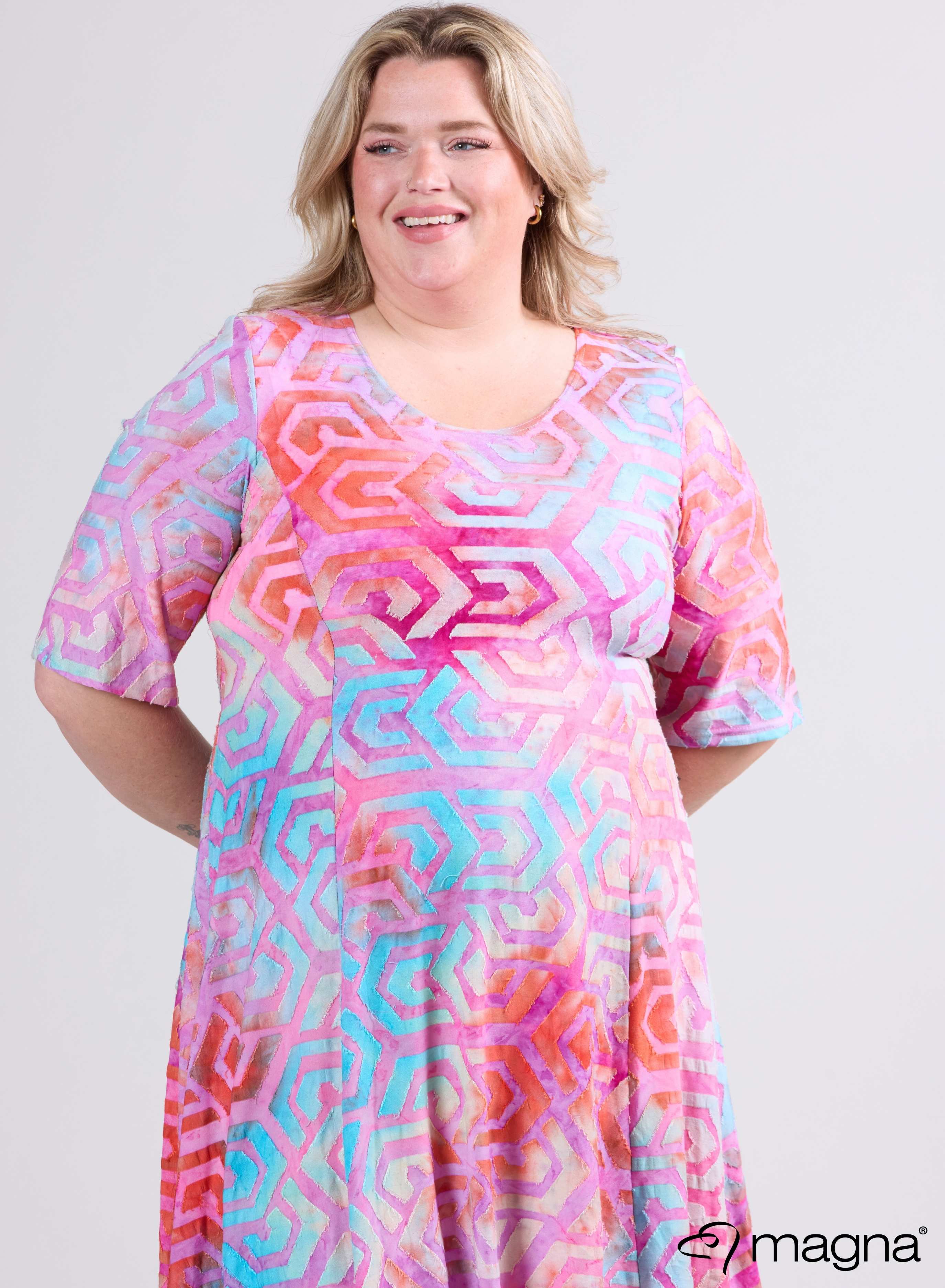 C-2513 - Langes A-Linien-Kleid aus Netzstoff, Labyrinth-Design, Türkis-Pink