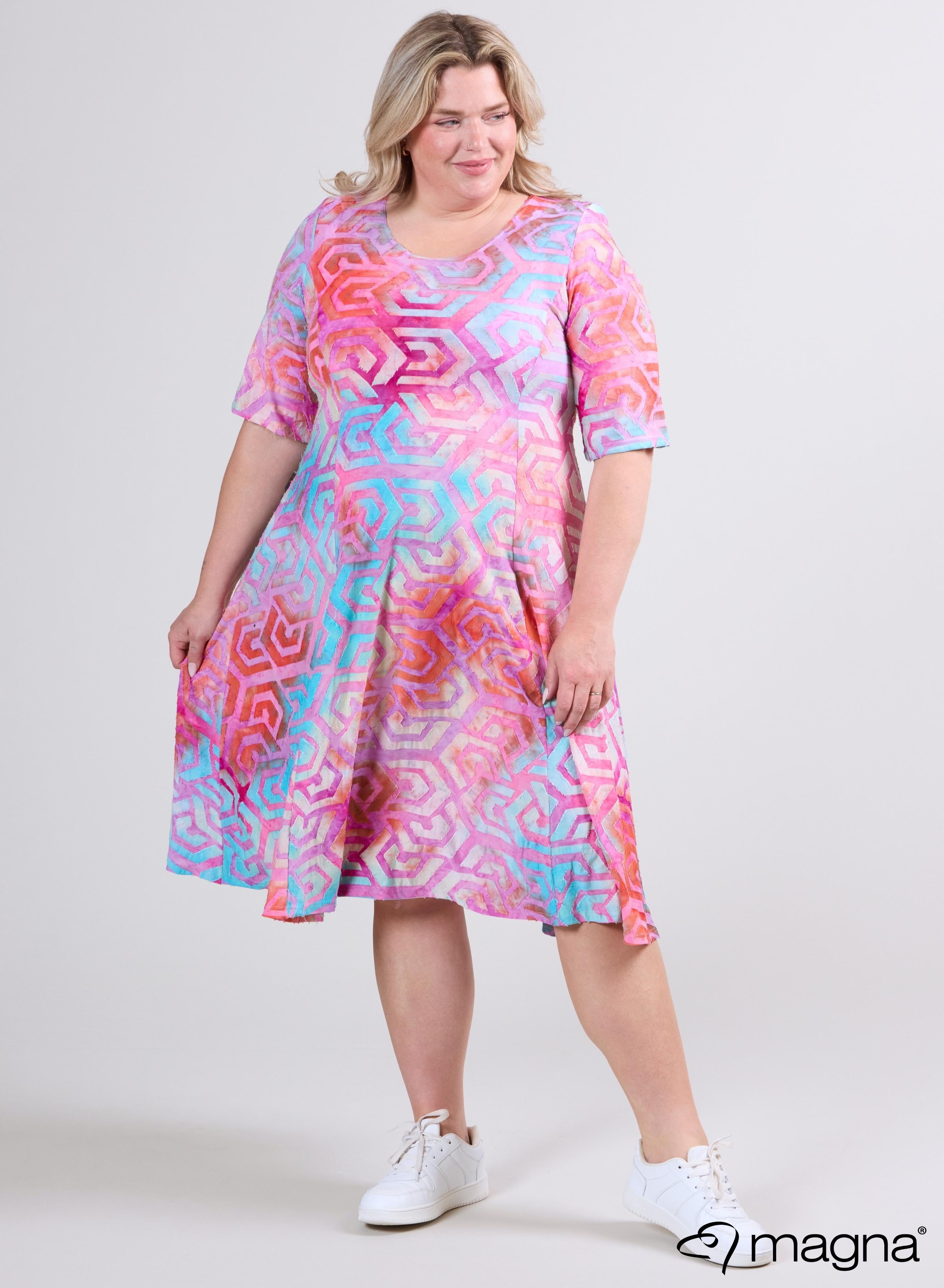C-2513 - Langes A-Linien-Kleid aus Netzstoff, Labyrinth-Design, Türkis-Pink