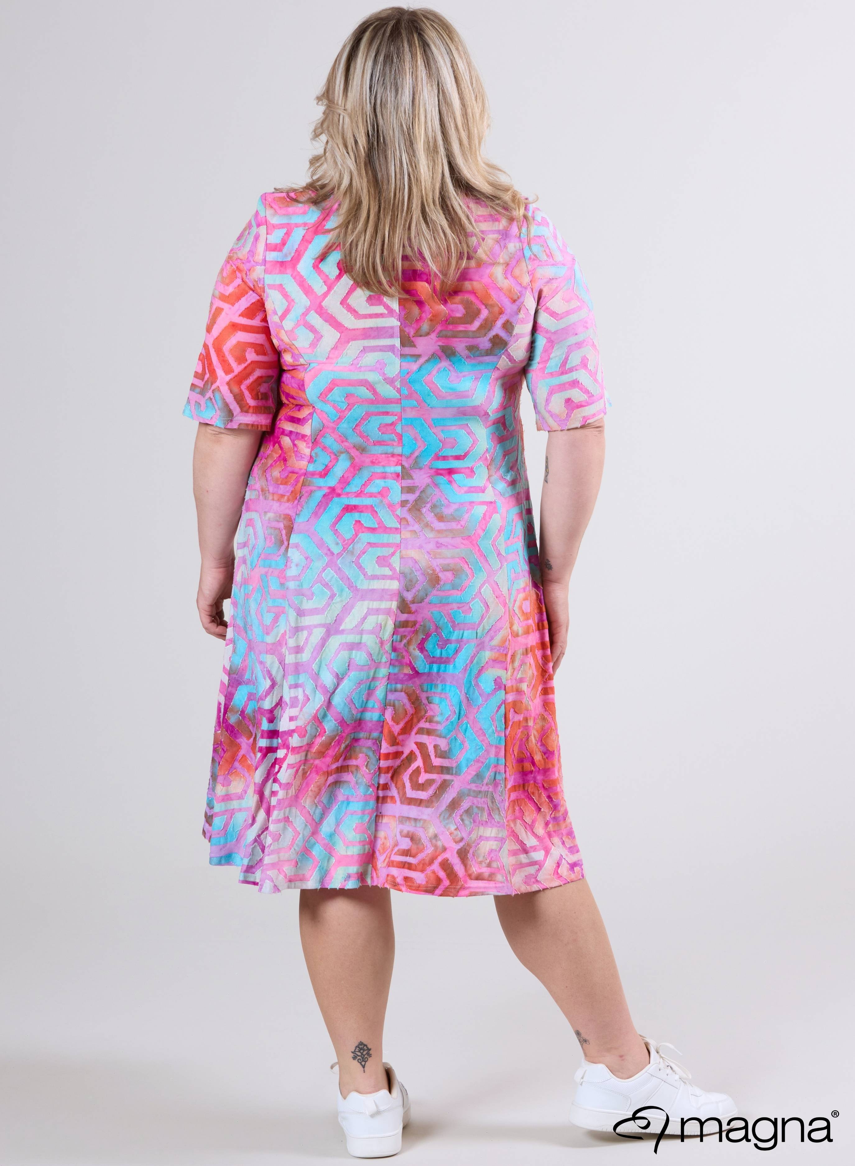 C-2513 - Langes A-Linien-Kleid aus Netzstoff, Labyrinth-Design, Türkis-Pink