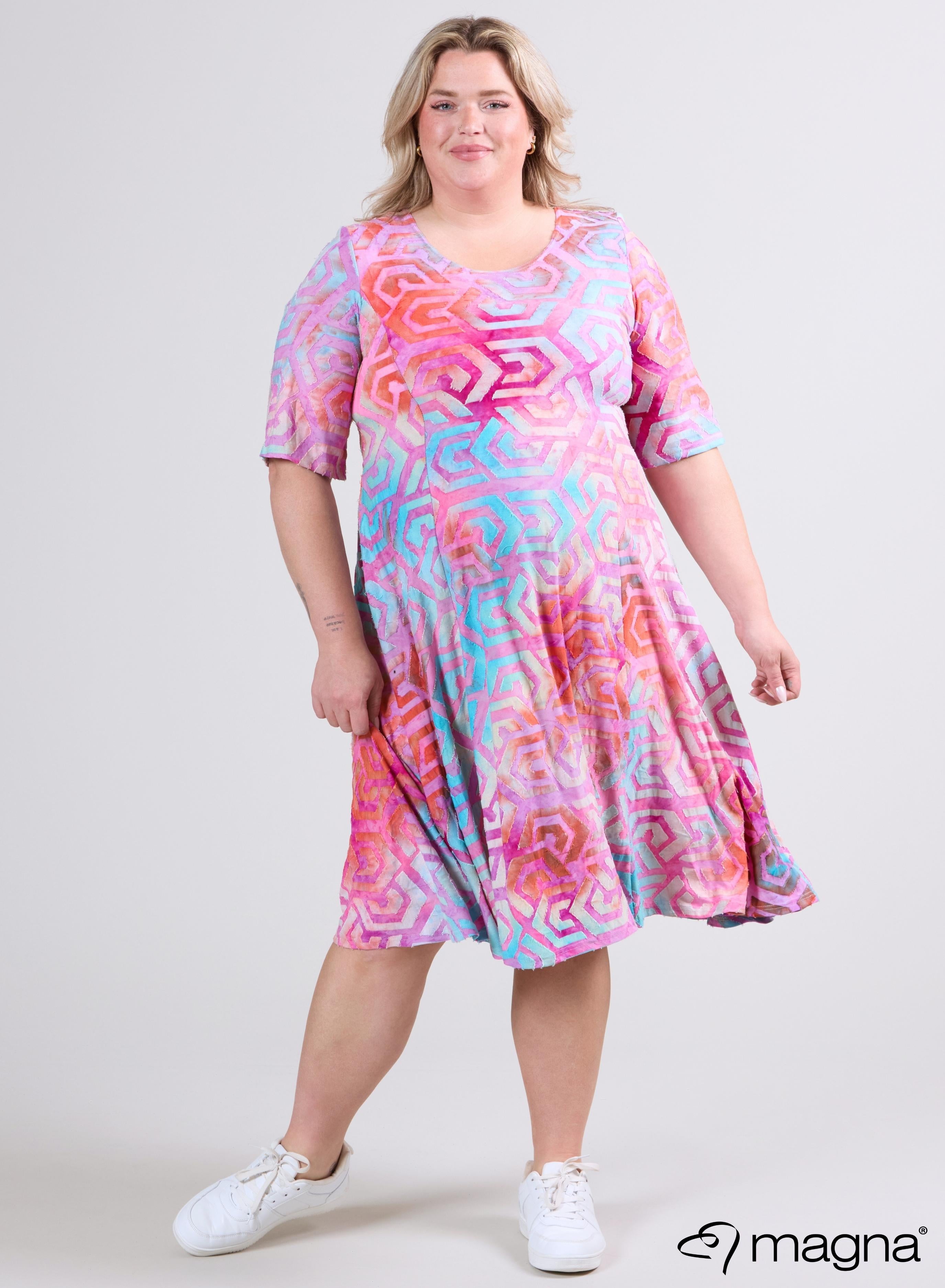 C-2513 - Langes A-Linien-Kleid aus Netzstoff, Labyrinth-Design, Türkis-Pink